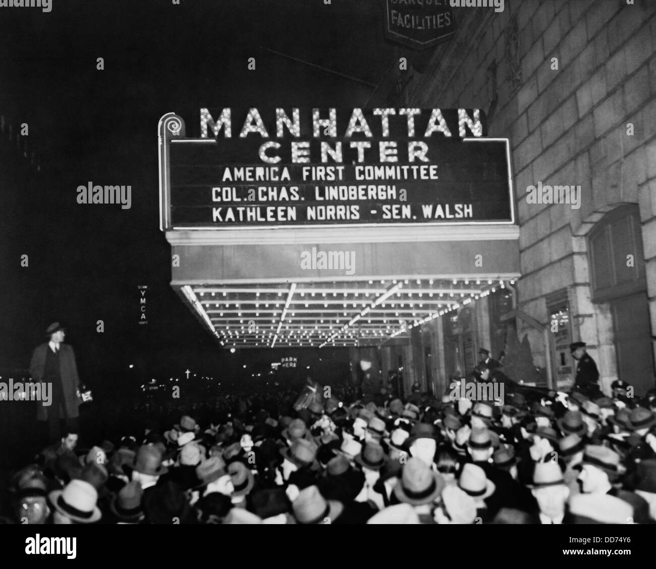 Masse unter Manhattan Center Festzelt für "America First Committee". 4. April 1941. Aufgeführten Lautsprecher sind Oberst Charles Stockfoto