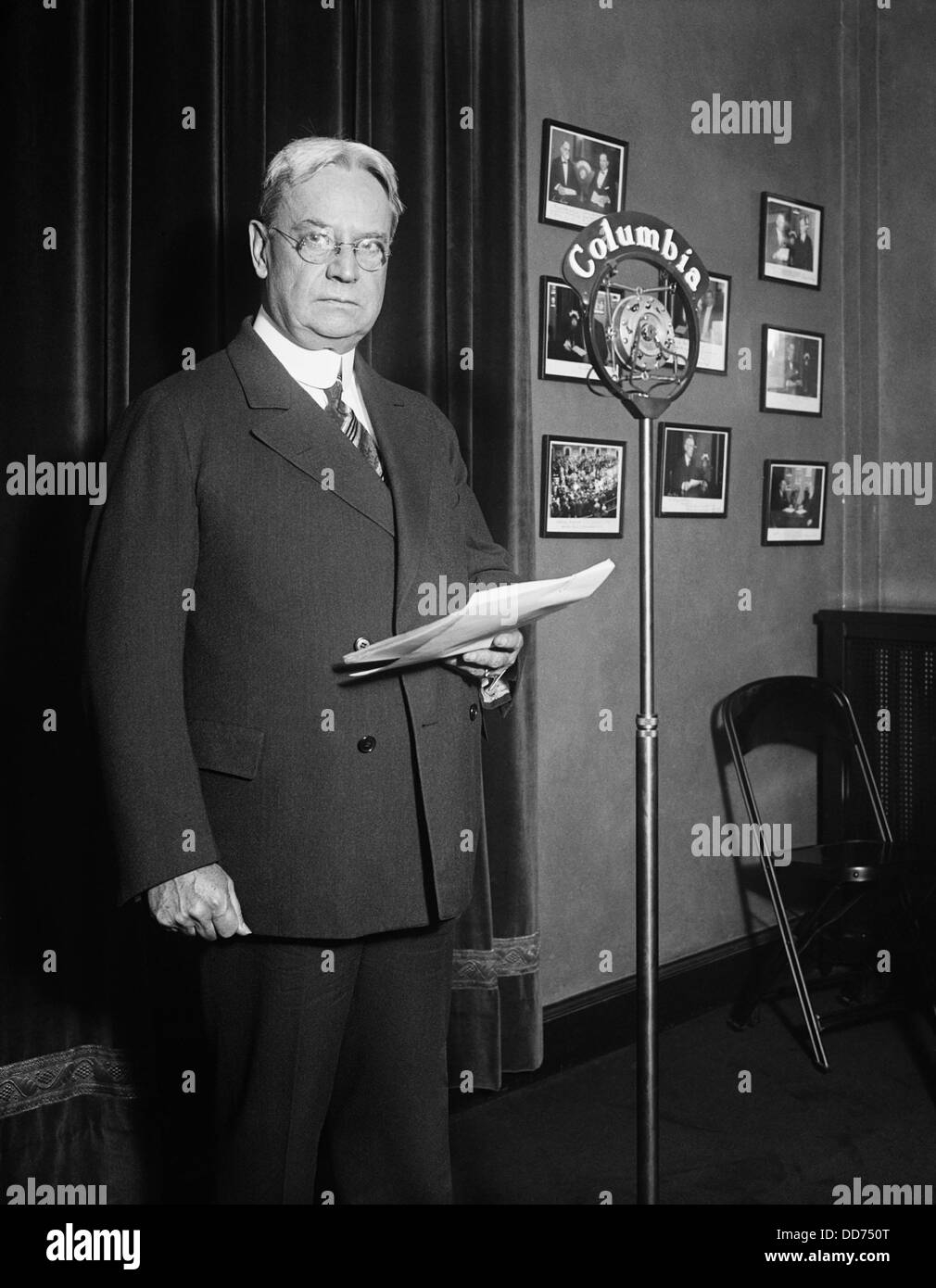 Senator Hiram Johnson in Columbia Funkmikrofon. 1930. er war eine Progressive Prebublican und unterstützt den New Deal. So ein Stockfoto