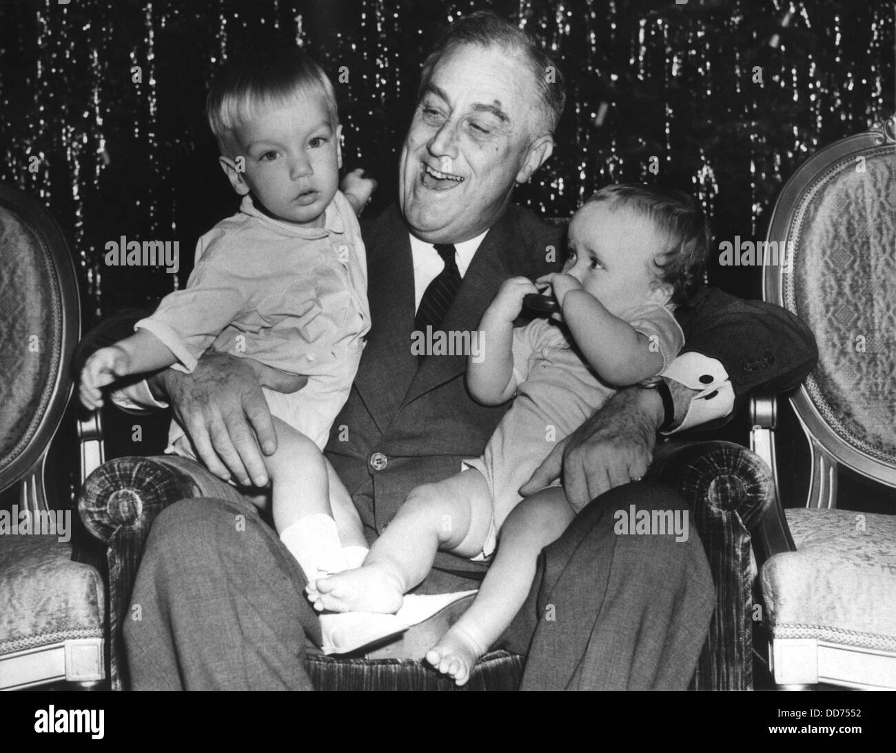 Präsident Roosevelt feiert Weihnachten mit zwei seiner Enkel. 24. Dezember 1939. An das Weiße Haus hält er Franklin D. Stockfoto