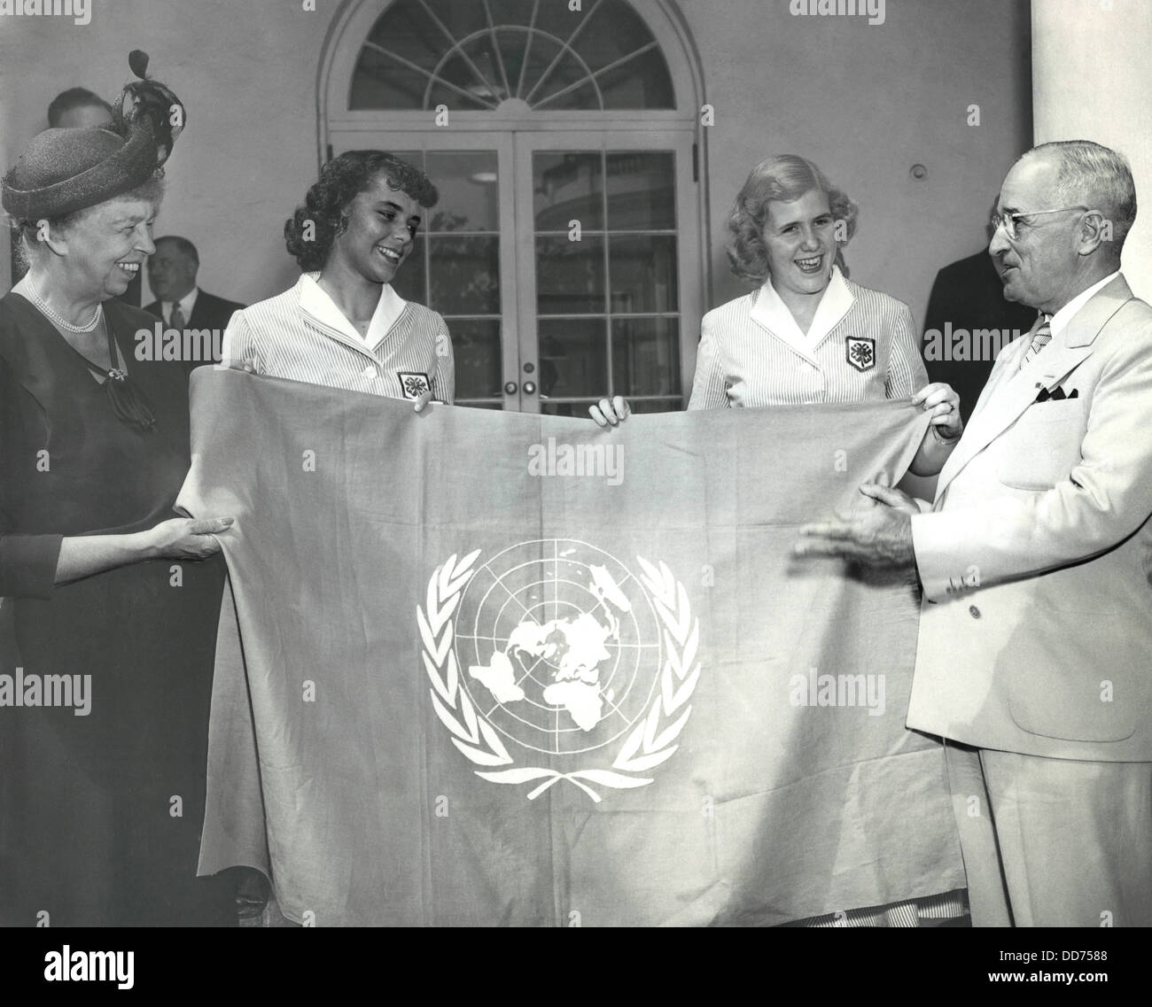 Eleanor Roosevelt und 4-H Club Mädchen präsentieren Präsident Truman eine UN-Flagge. 7. September 1950. (BSLOC 2013 6 67) Stockfoto