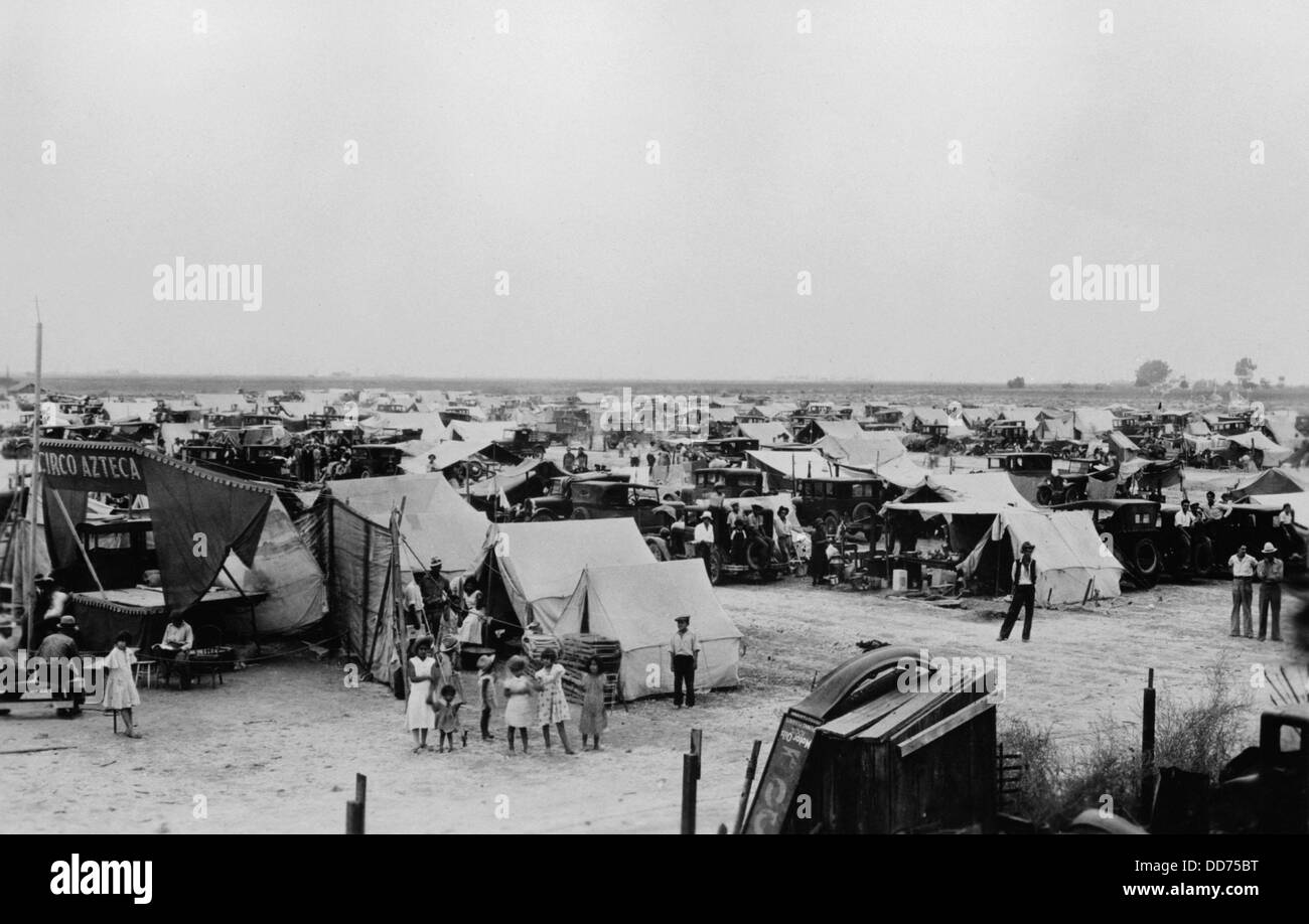 Lager der günstigen Mexican American Migranten Camp. Corcoran, CA. Okt. 1933. Die Frauen und Mädchen im Vordergrund sind für gebunden. Stockfoto