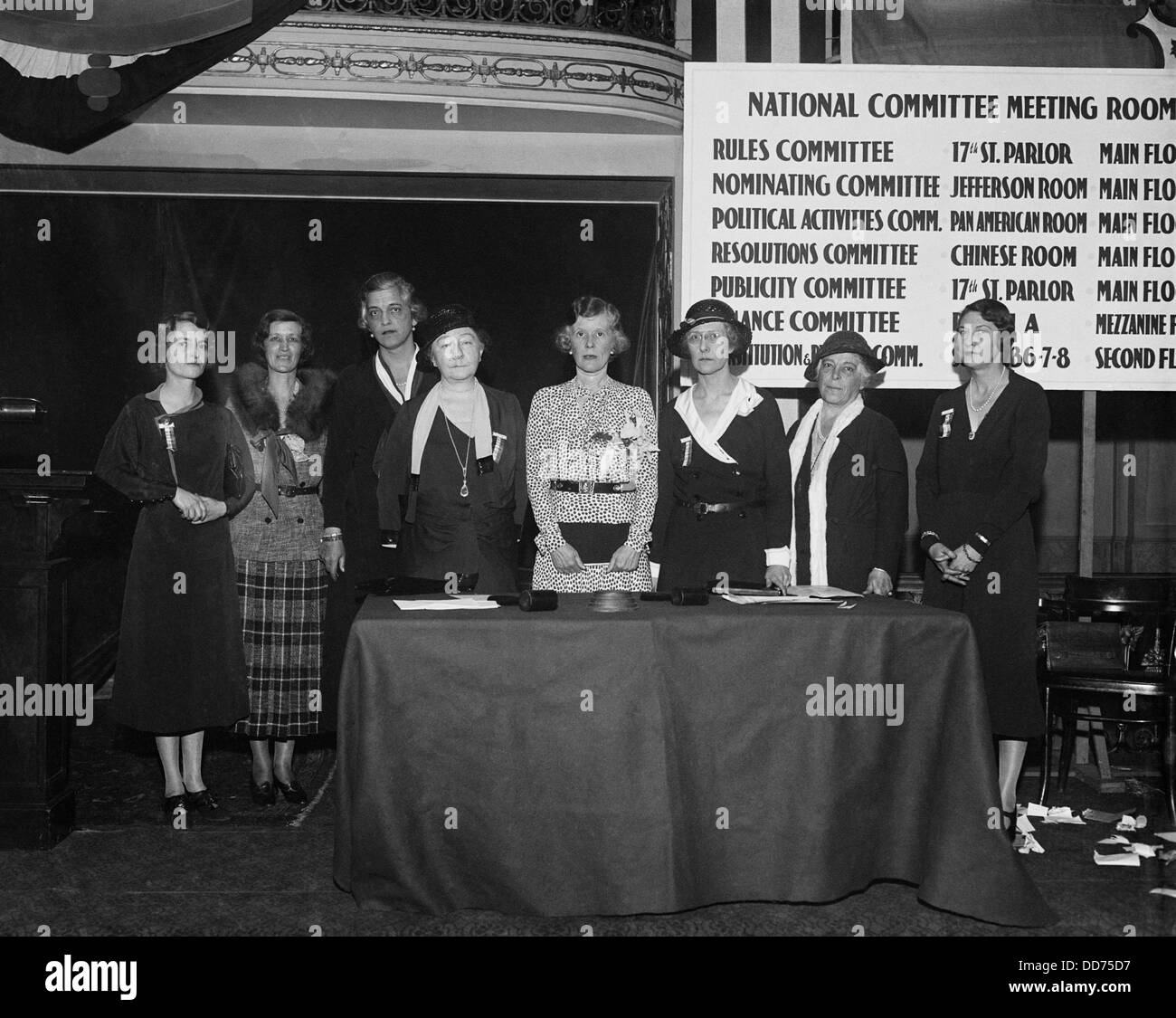 Gesellschaft-Frauen gegen Verbot, April 1932. Zweite von links ist Frau Archibald B. Roosevelt und zweite von rechts ist Frau. Stockfoto