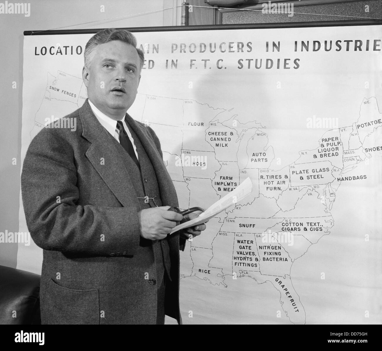 Ökonom Willis J. Ballinger mit Karte, Staatsbetriebe, März 1939. (BSLOC 2013 7 126) Stockfoto