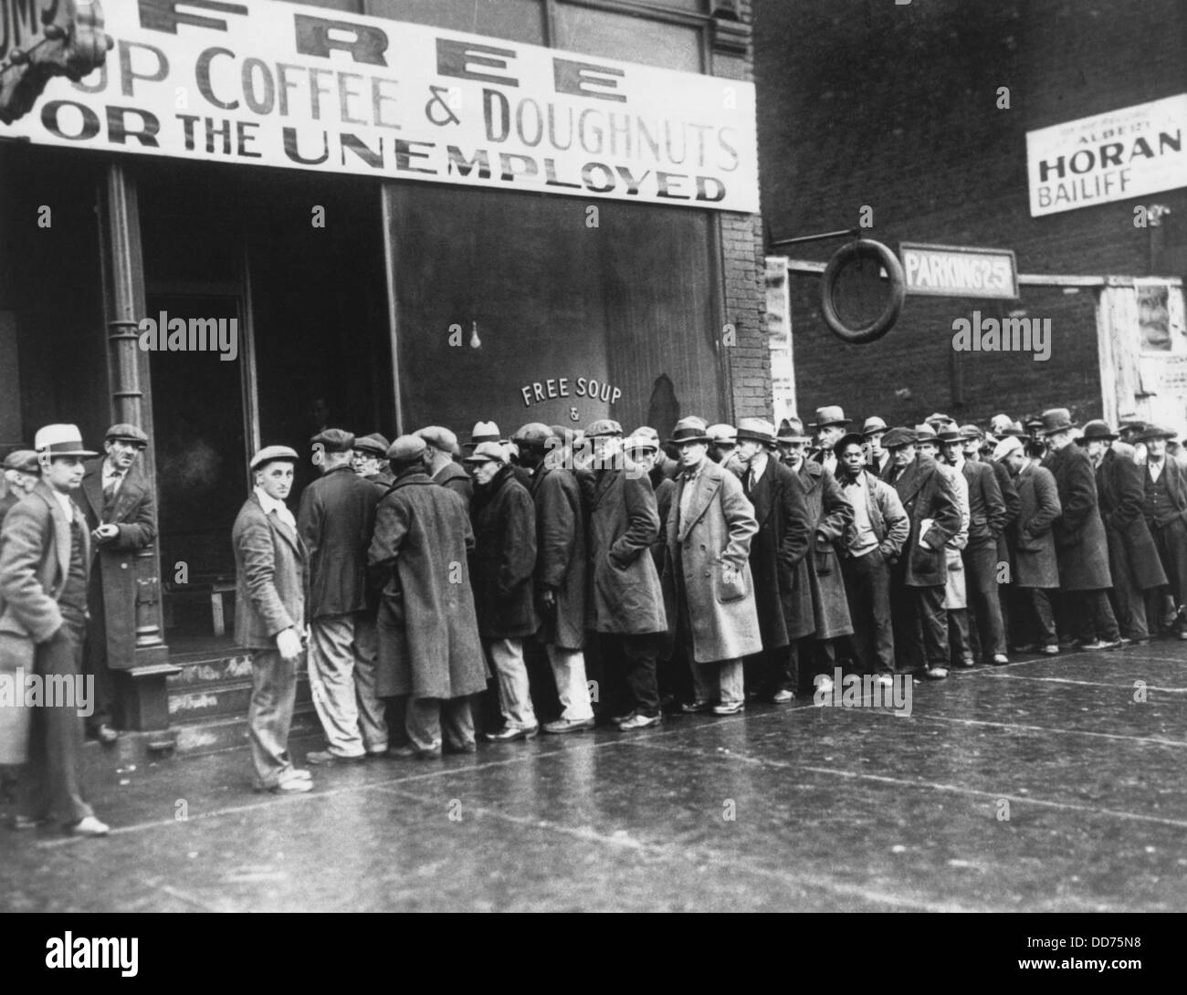 Arbeitslose Männer in der Schlange vor einem Tiefstand-Ära Chicago Suppenküche, Februar 1931. Eröffnet von Gangster Al Capone, das Schaufenster Zeichen Stockfoto