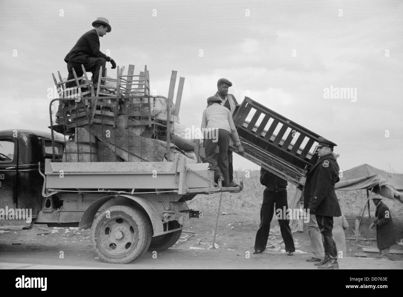 Staatliche Autobahn Beamten verschieben Protestierenden Pächter, Jan. 1936. Am Straßenrand Gegenstände werden als Polizist in LKW geladen. Stockfoto