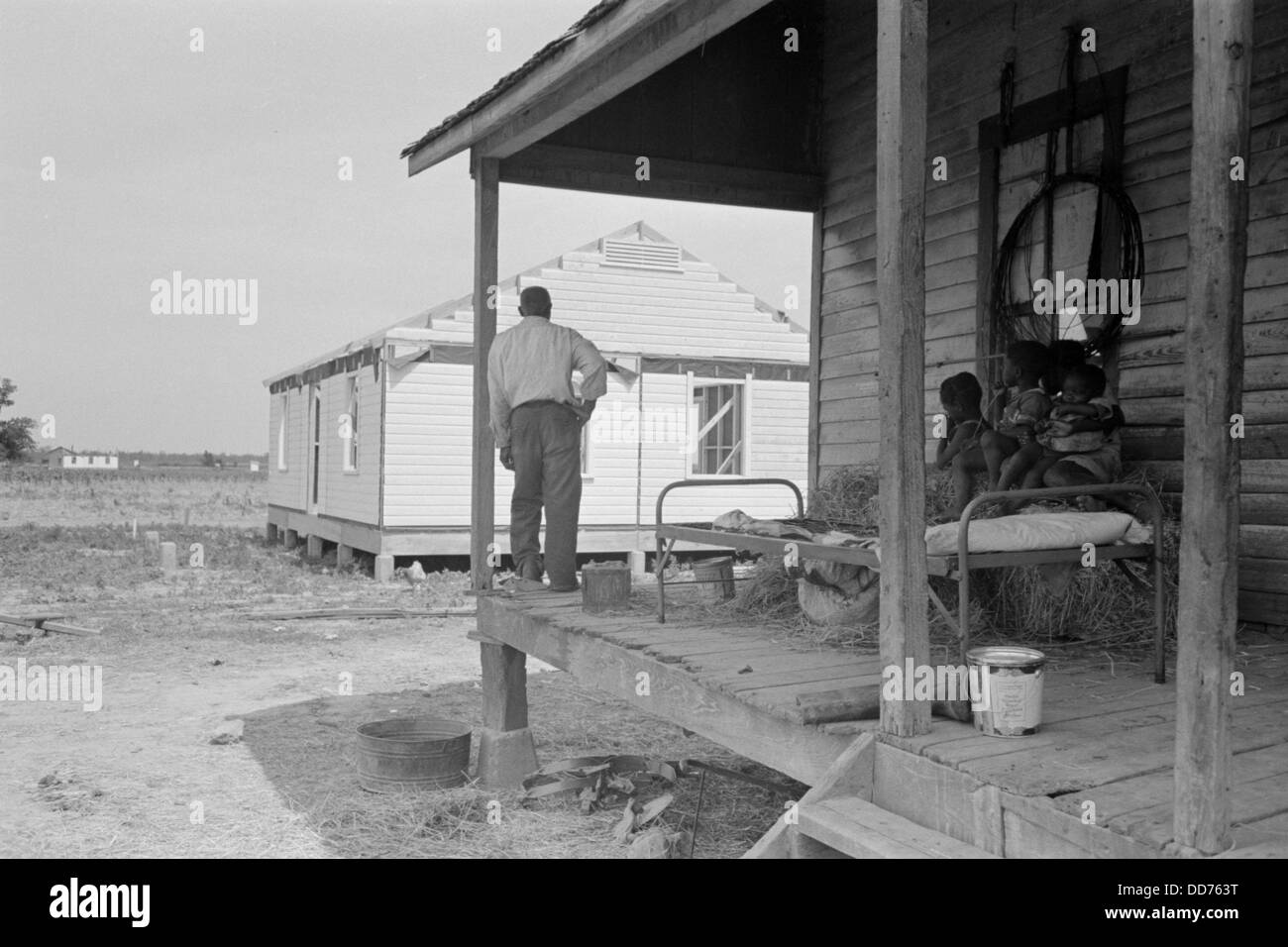Afroamerikanische Landarbeiter, Blick auf ein neues Zuhause aus seinem Shack, Mai 1938. Am südöstlichen Missouri Farmen, ein neuer Deal Stockfoto