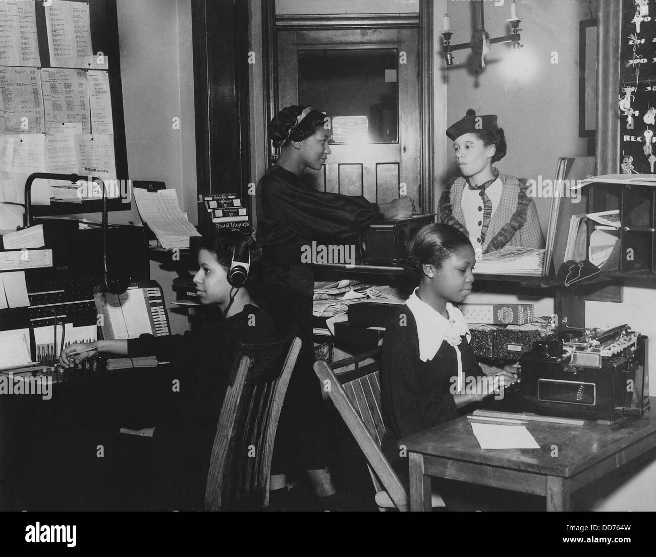 Afro-Amerikaner arbeiten bei der "farbigen" CVJM in Chicago. WPA National Youth Administration versorgt die Teilzeitbeschäftigten in Stockfoto