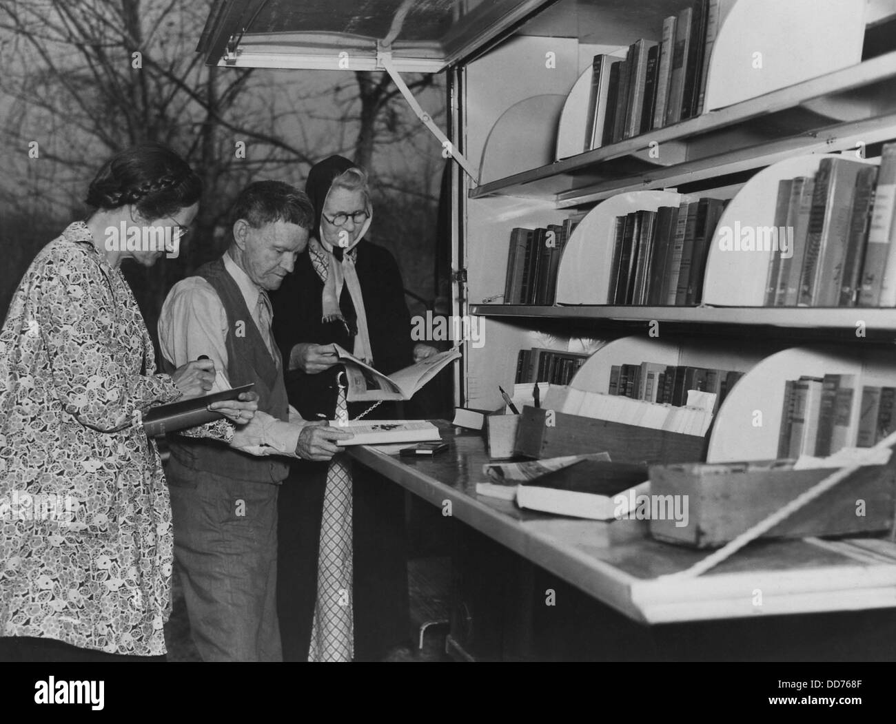Buch-Kreditnehmer bei WPA Bibliothek Bücherbus, ca. 1930er Jahre. Lage unbekannt. (BSLOC 2013 7 90) Stockfoto