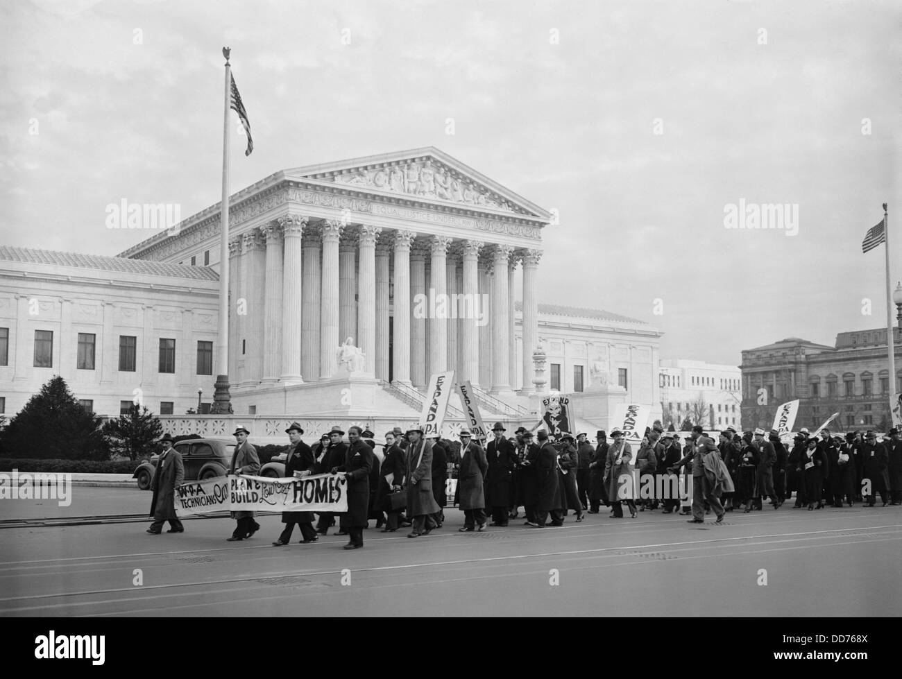 WPA-Protest vor US Höchstes Gericht, März 16. Januar 1937. Eine multirassische Gruppe von Männern und Frauen demonstrierten für Stockfoto