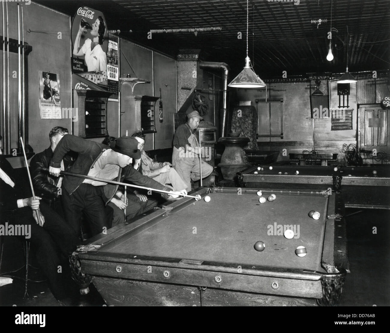 Junge Männer spielen Pool auf einen Wochentag im Shelby County, Iowa. Mai 1941. (BSLOC 2013 8 107) Stockfoto