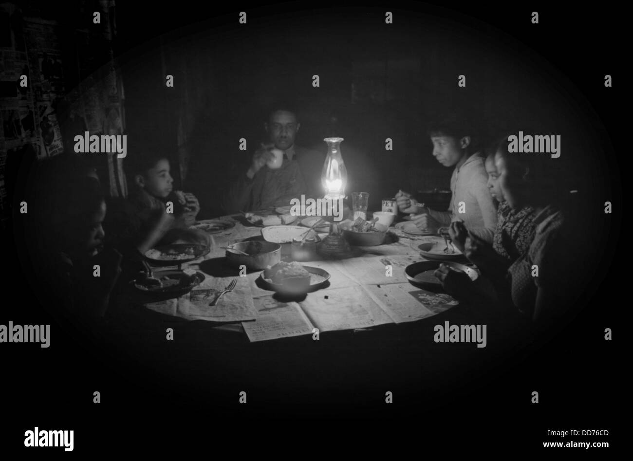 Afroamerikanische Mieter Landwirtschaft Familie Speisen durch Kerosin Laternenlicht, Depew, Oklahoma, Februar 1940. Zeitungen zu dienen, als die Stockfoto