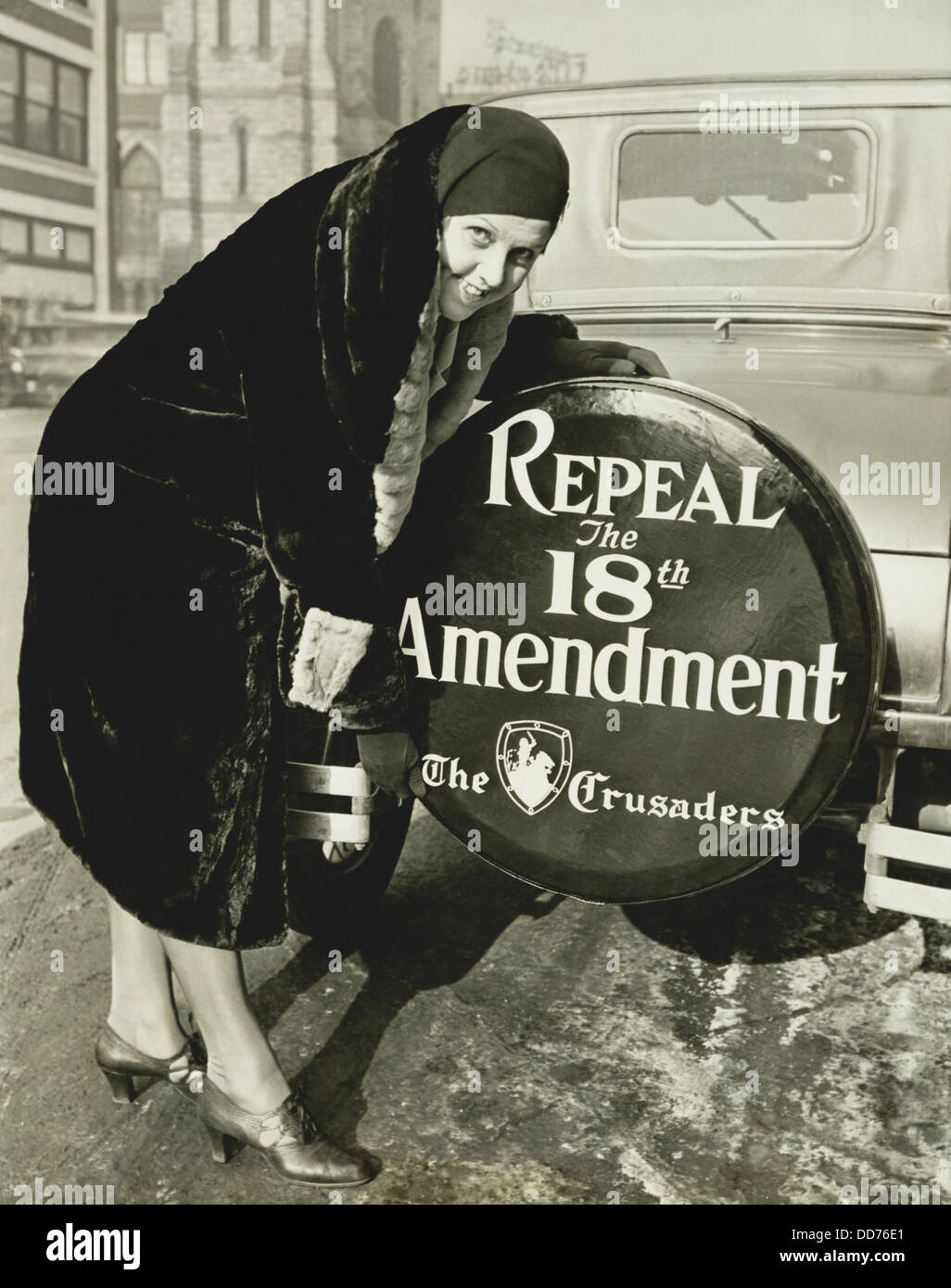 "Aufhebung der 18. Zusatzartikel" Slogan auf ein Reserverad Abdeckung. 16. Dezember 1930. Miss Elizabeth Thompson, war ein Mitglied von "die Stockfoto
