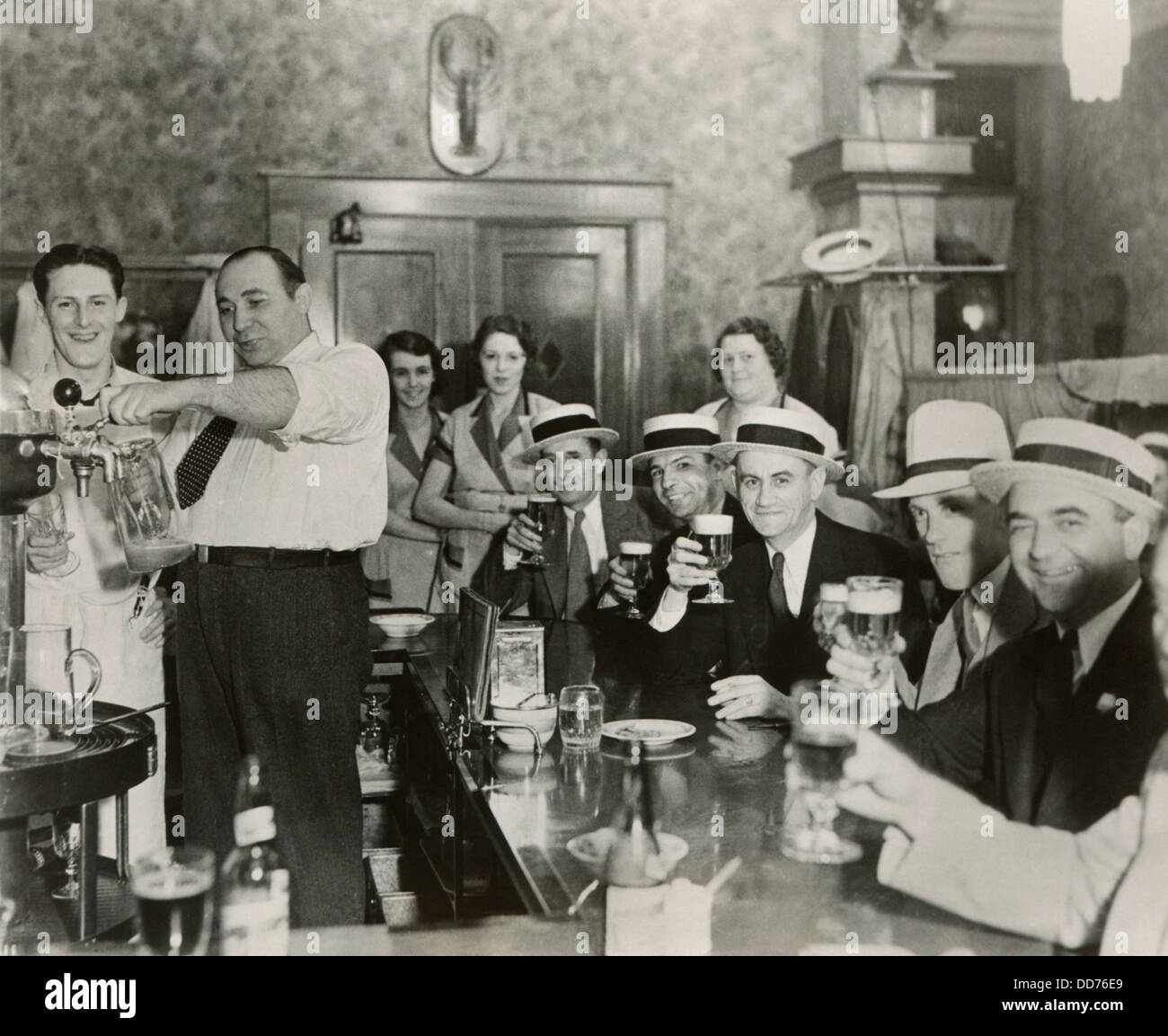 Männer genießen 3,2 % Bier am 4. Juli in Bangor, Maine, 1933. (BSLOC 2013 8 146) Stockfoto