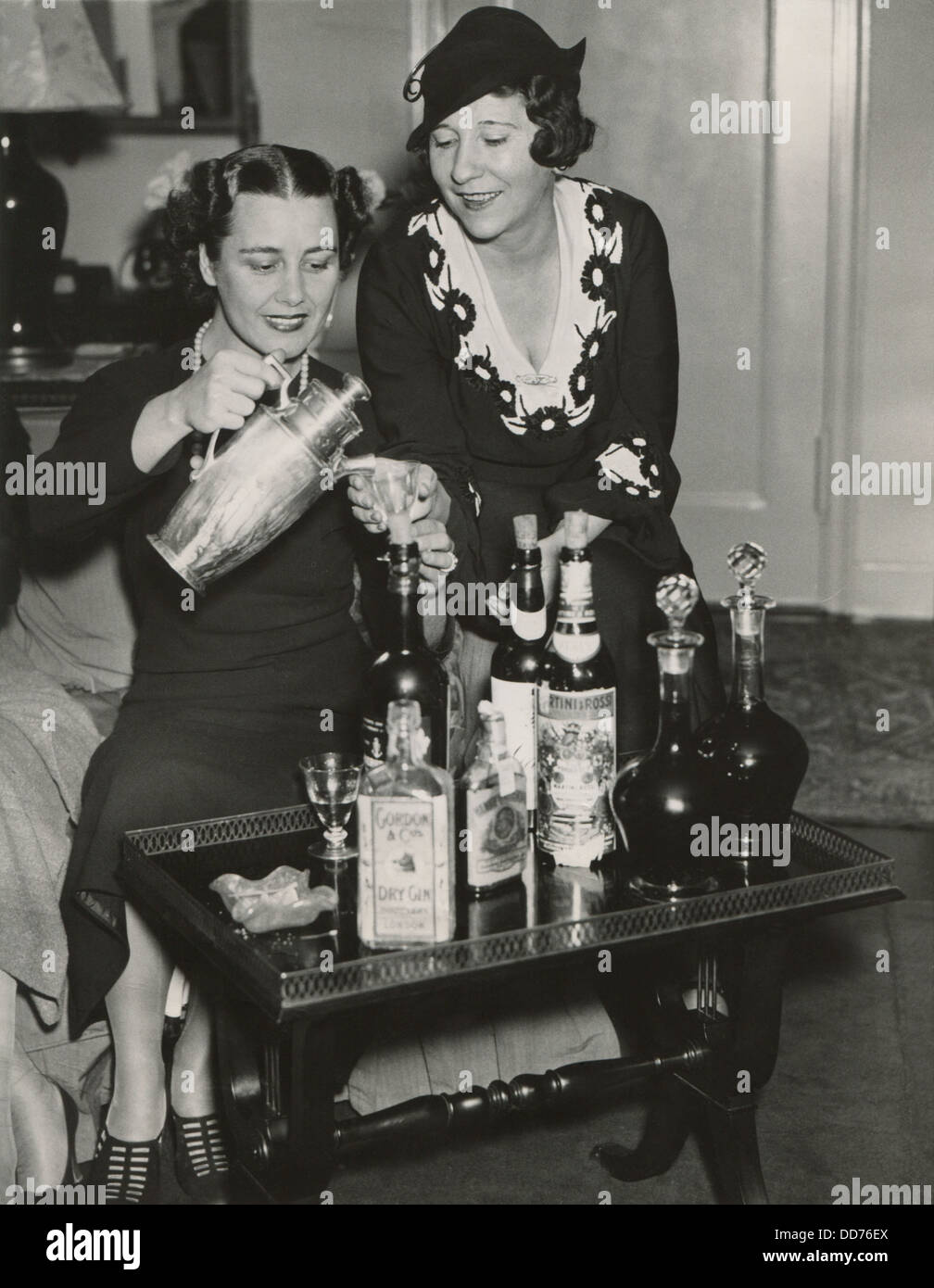 Opernsänger feiern die Aufhebung des Verbots am 5. Dezember 1933. Gießen einen Cocktail, Gladys Swarthout und Queena Mario. Stockfoto