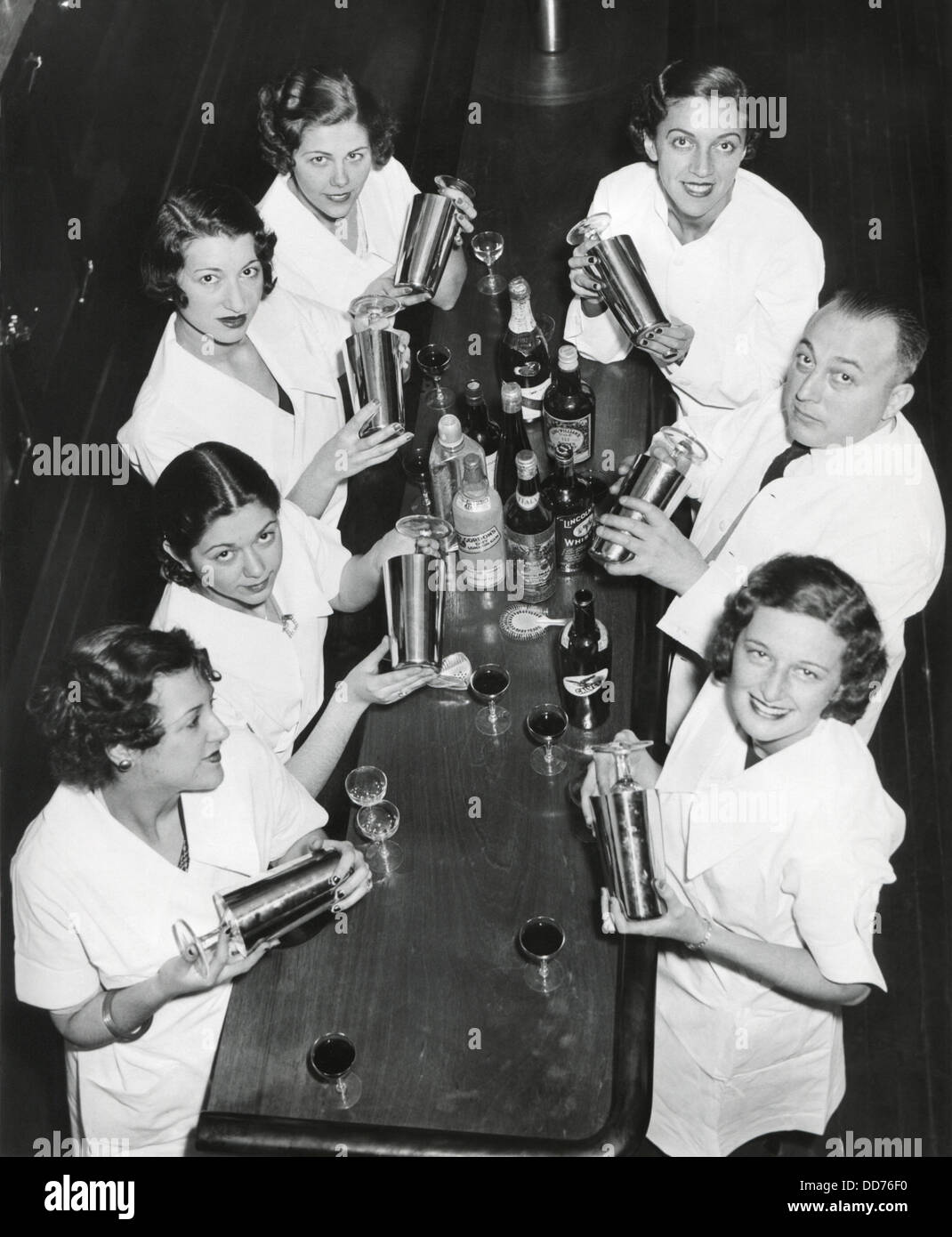 Lächelnde Männer und Frauen mit Cocktailshaker Ende der Prohibition. Dezember 1933. (BSLOC 2013 8 151) Stockfoto