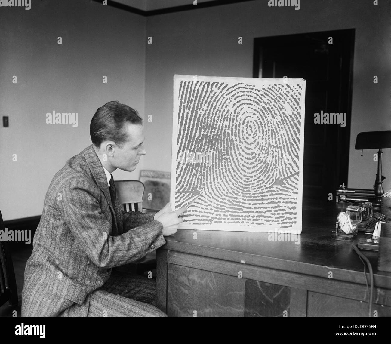 Demonstration eines Fingerabdrucks rekonstruiert aus einer verbalen Beschreibung per Telefon oder Telegraph, 13. Januar 1930 erhielt. Stockfoto