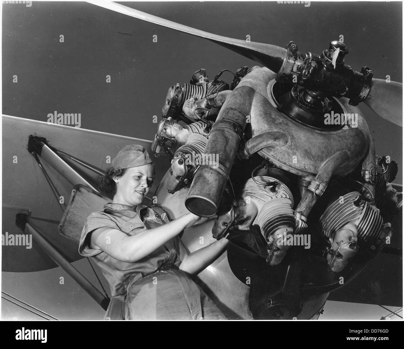 Mary Josephine Farley, eine erstklassige Mechanikerin, baut Flugzeugmotoren fachmännisch um. Obwohl sie erst zwanzig Jahre alt ist... - 196353 Stockfoto