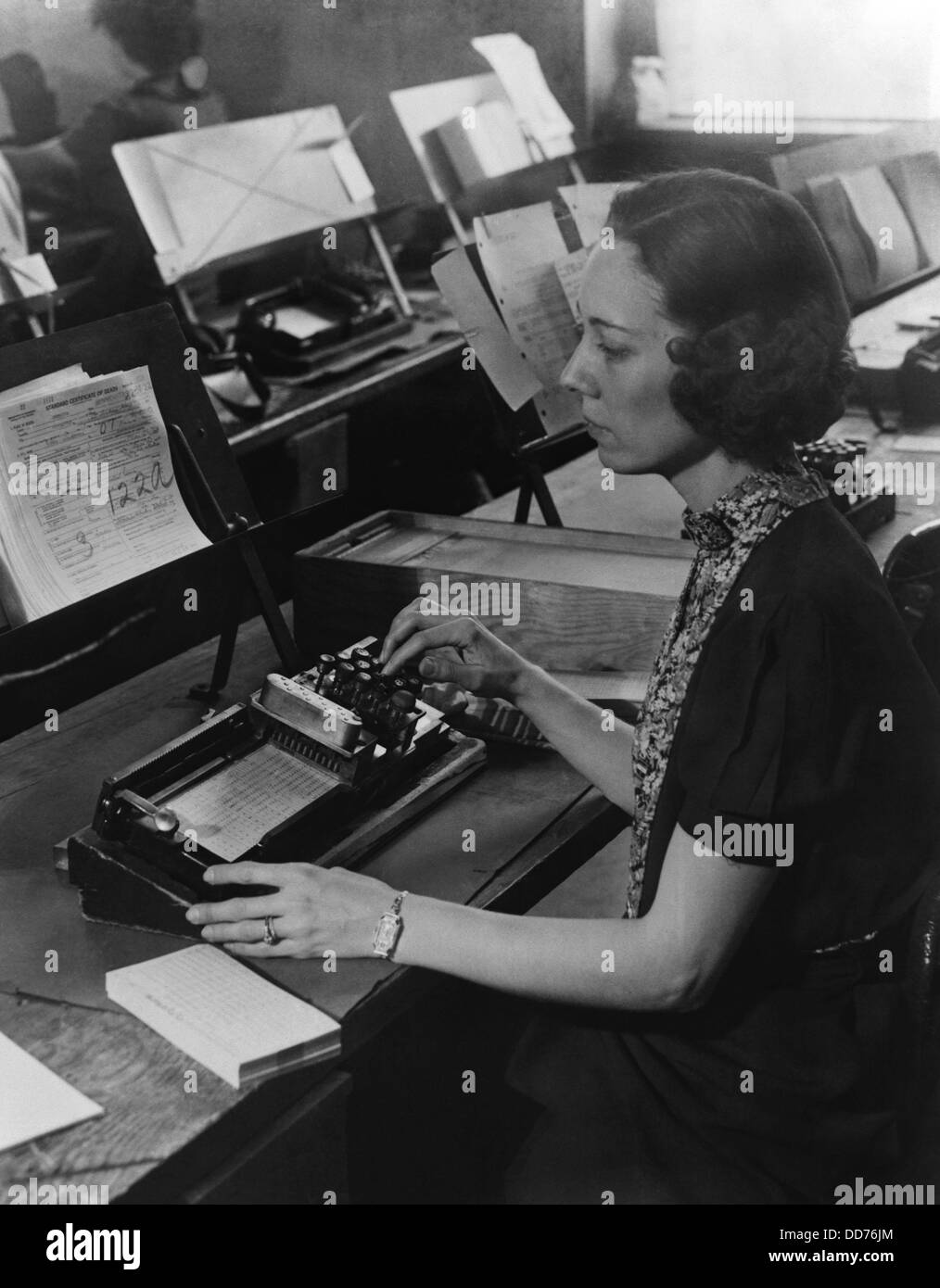 US-Volkszählung Arbeitnehmer Übertragung von Informationen aus einem Fragebogen zu einer Lochkarte, ca. 1940. (BSLOC 2013 8 183) Stockfoto