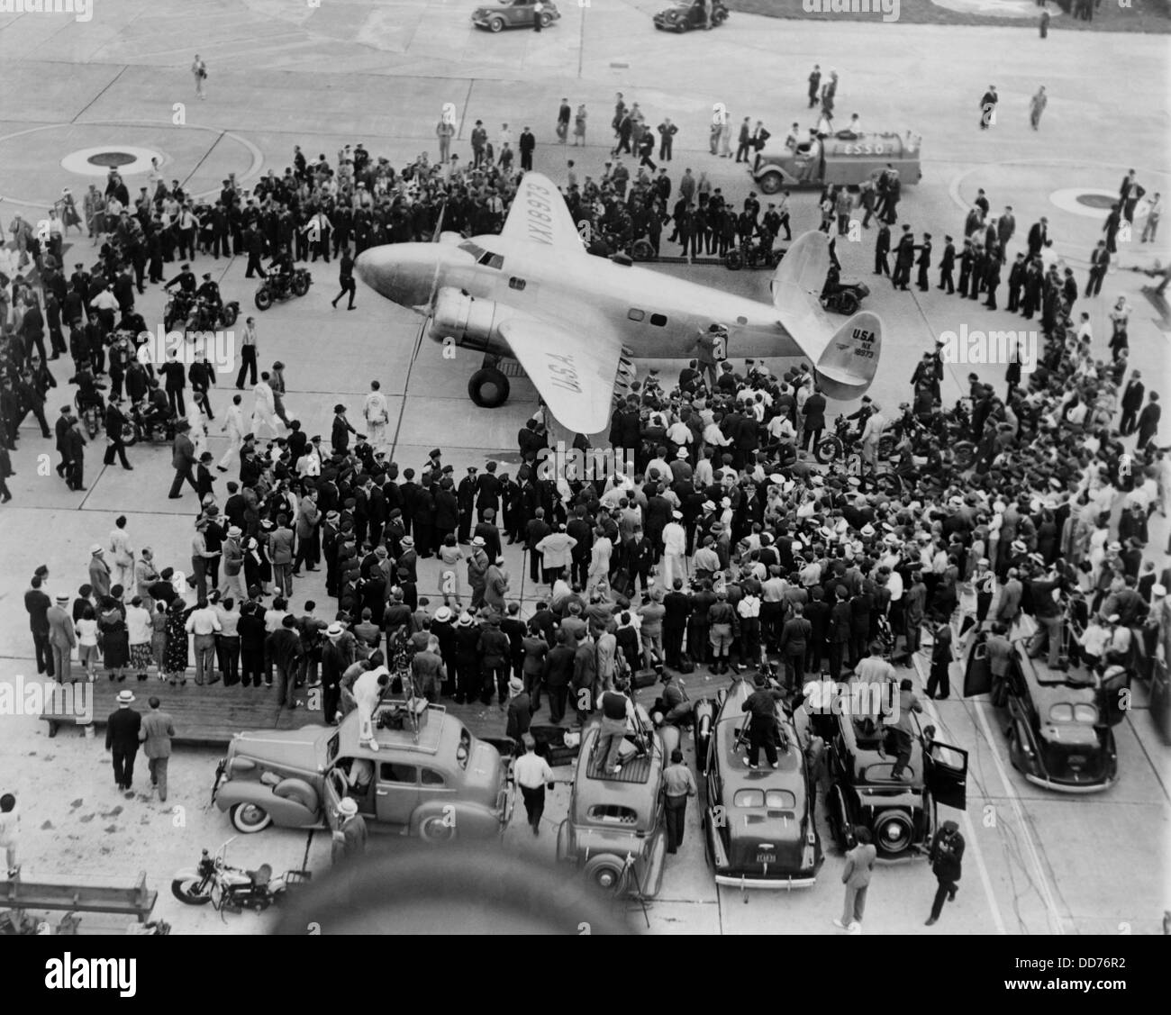 Zeitungsmänner rund um Howard Hughes' Twin fuhren Eindecker am Flughafen von Floyd Bennett, 10. Juli 1938. Mit einer Besatzung von vier, Hughes Stockfoto