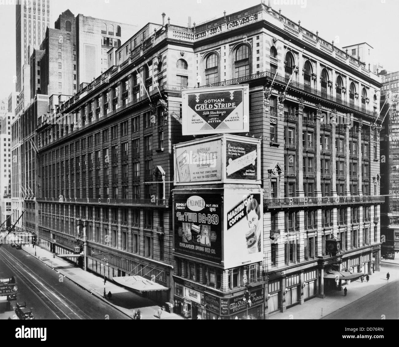 Kaufhaus Macys am Broadway & 34th St., New York City, im Jahre 1931. Foto von Irving Underhill. (BSLOC 2013 8 229) Stockfoto