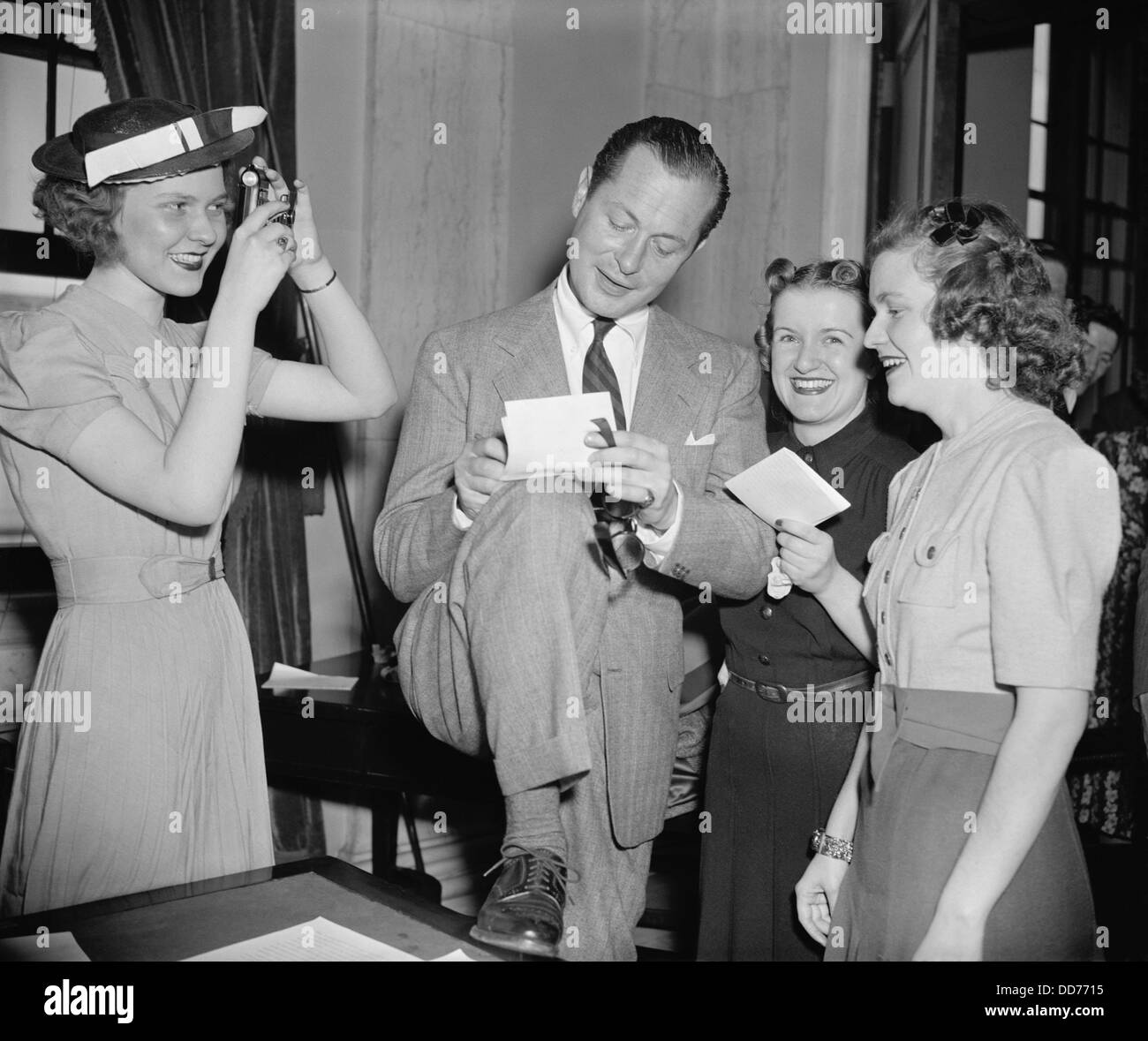 Schirm-Schauspieler Robert Montgomery, signierte für Frauen-Fans auf dem US-Kapitol. Er war es, der Interstate zu bezeugen Stockfoto