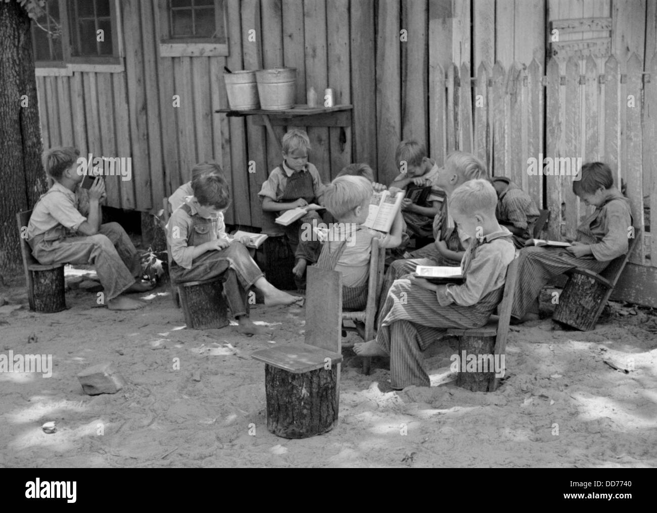 Kinder auf rustikalen Hand machten Stühlen in einem Outdoor-Klassenzimmer, Juni 1936. Skyline von Bauernhöfen, Alabama, war eine kooperative Farm bestimmt Stockfoto