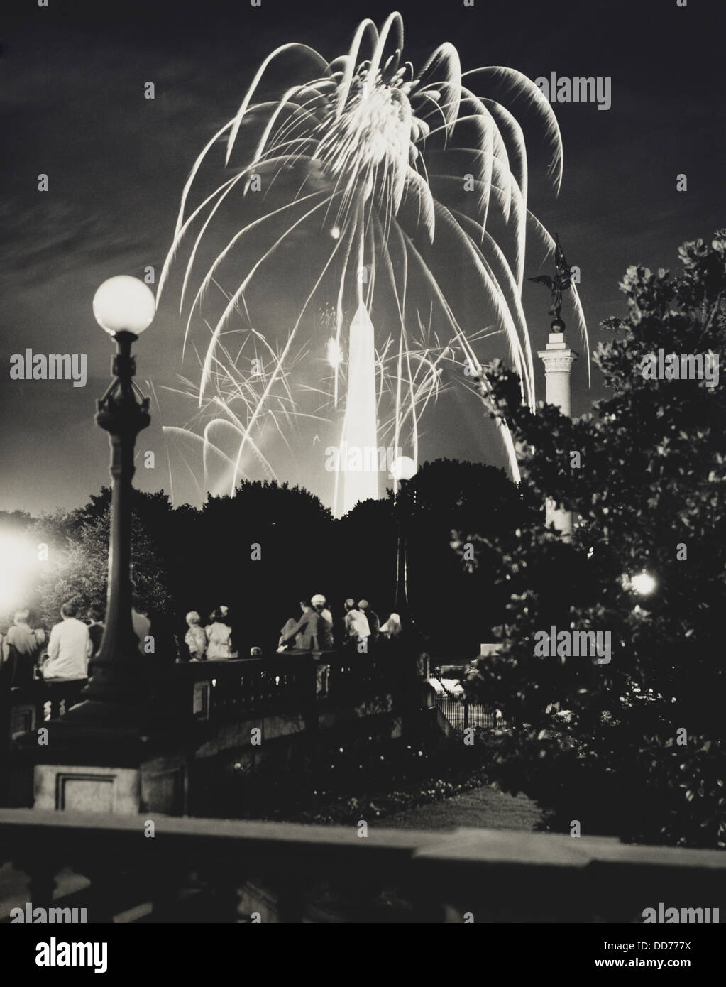 Feuerwerk über dem Washington Monument, 1934. (BSLOC 2013 8 8) Stockfoto