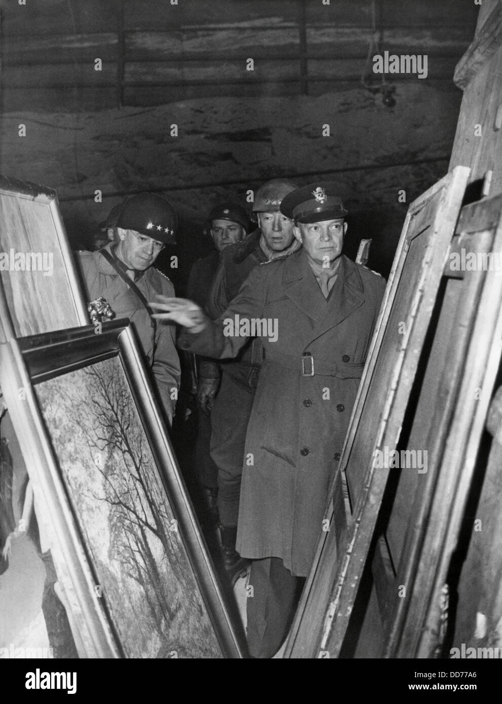 Amerikanische Generäle inspizieren Kunstwerke von Nazis geplündert. 12. April 1945. Dwight Eisenhower, Omar Bradley und George Patton, mit Stockfoto
