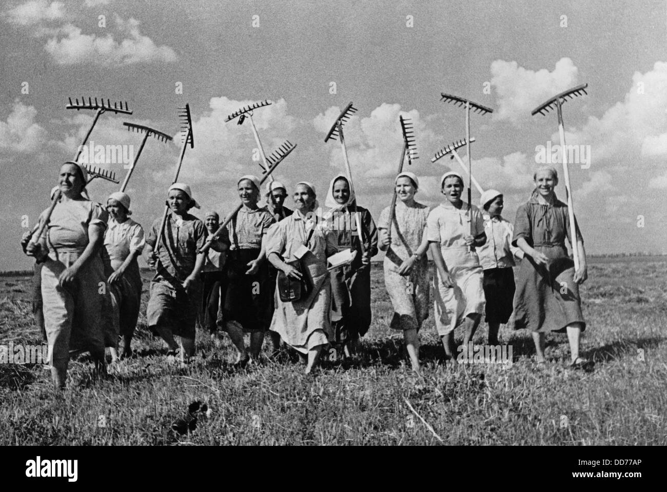 Kollektive Bäuerinnen ersetzen die Männer, die im 2. Weltkrieg kämpfen. Klishevo-Kolchose, in der Nähe von Moskau, UdSSR, ca. Stockfoto