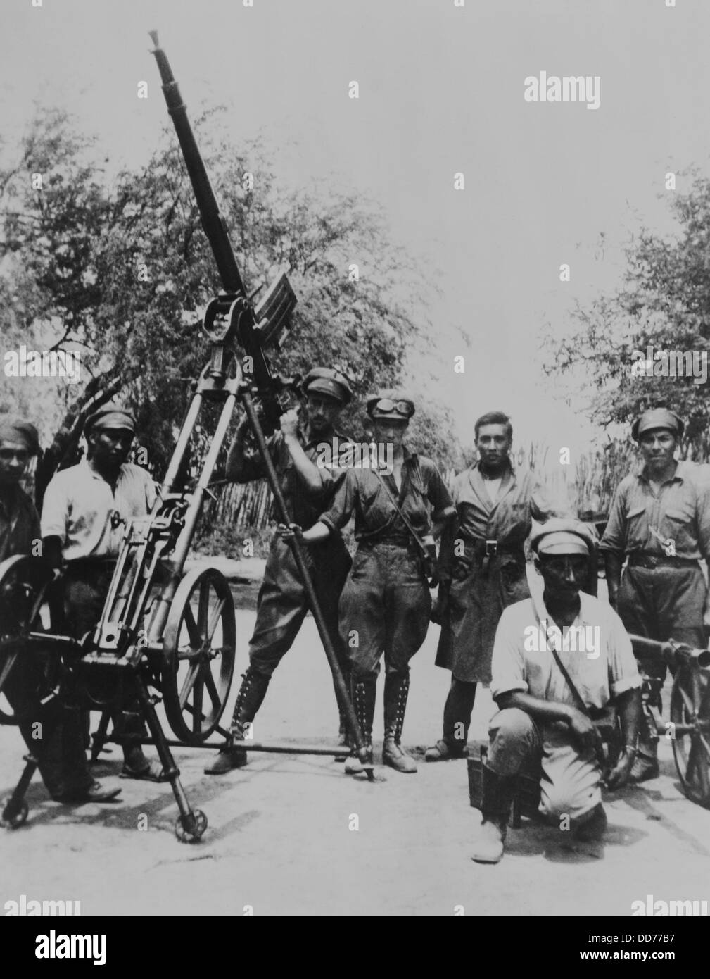 Bolivianer trainieren Anti-Luftgewehr in Paraguay Flugzeug am 24. Mai 1934. Der Chaco-Krieg wurde die Chaco Boreal Wildnis gekämpft. Stockfoto