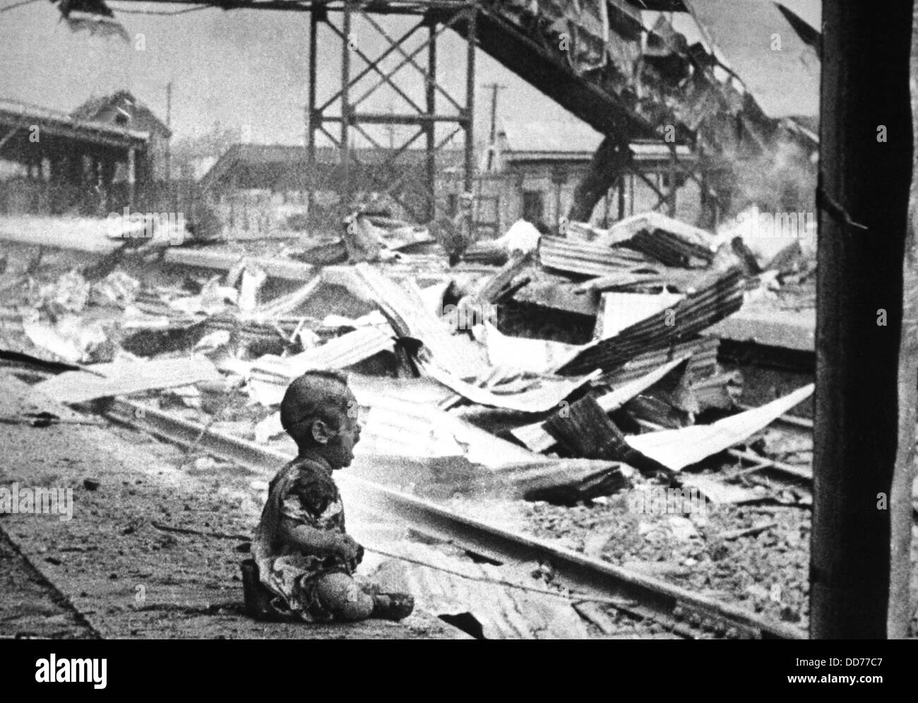 Angst Baby allein in Shanghai Südbahnhof nach brutalen japanischen Bombardierung. China, 28. August 1937. (BSLOC 2013 9 118) Stockfoto