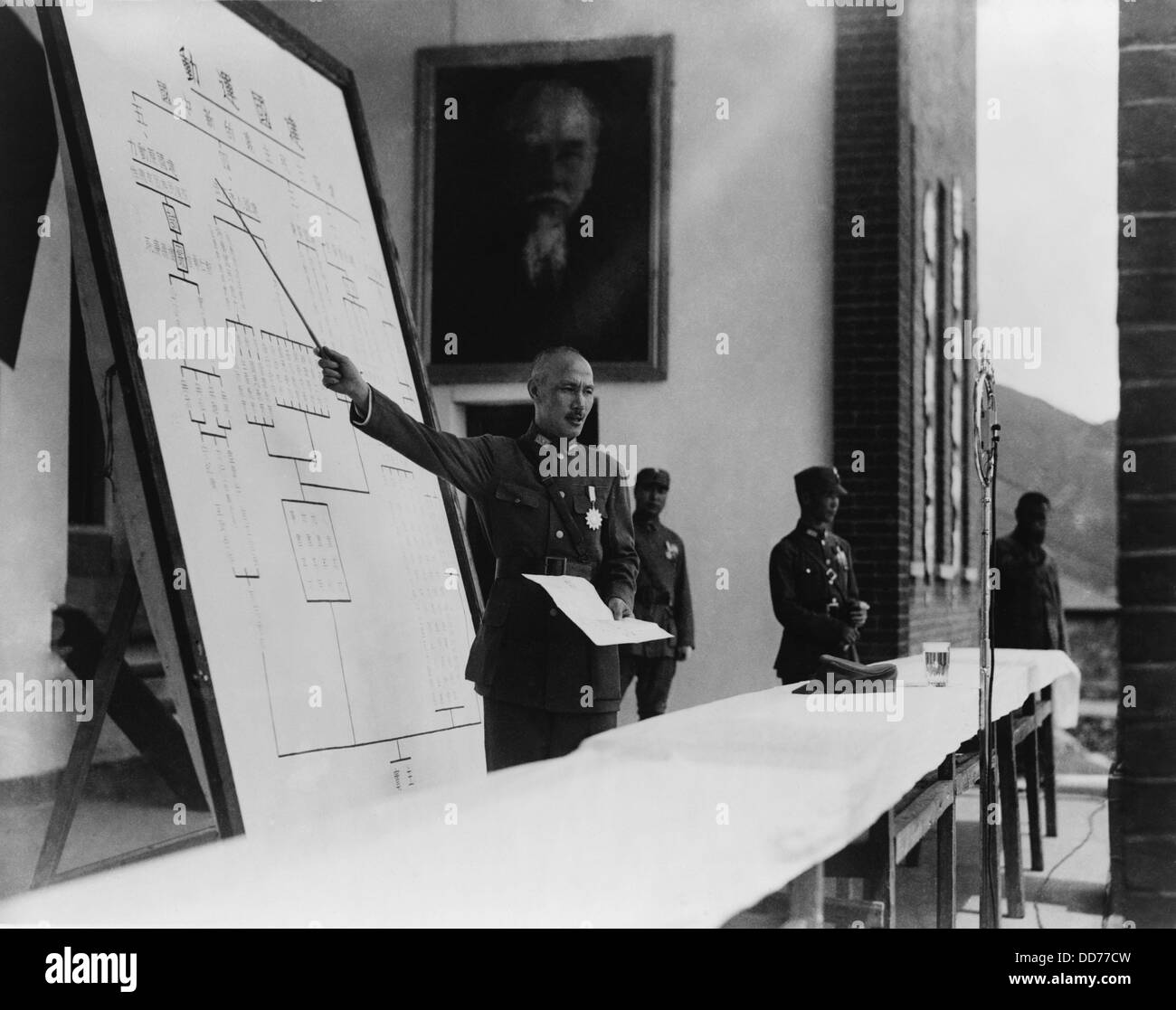 Generalissimus Chiang Kai-Shek Vorträge mit einem Zeiger und Diagramm. Sein Publikum ist chinesische Armeeoffiziere im Trainingslager. Foto Stockfoto