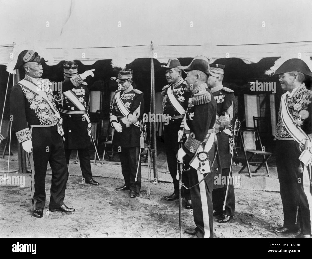 Baron Tanaka, Japans Premier (links) und andere Mitglieder des Kabinetts. Der Anlass ist die erste Armee-Rückblick auf das Jahr durch Stockfoto