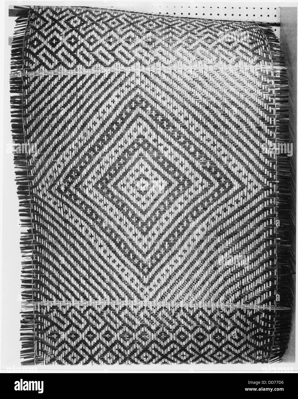 Dieses Bild zeigt eine Rohrmatte, die der Southern Highlands Handicraft Guild gehört. Die Matte repräsentiert traditionelle Handwerkskunst und das kulturelle Erbe der Southern Highlands Community. Stockfoto