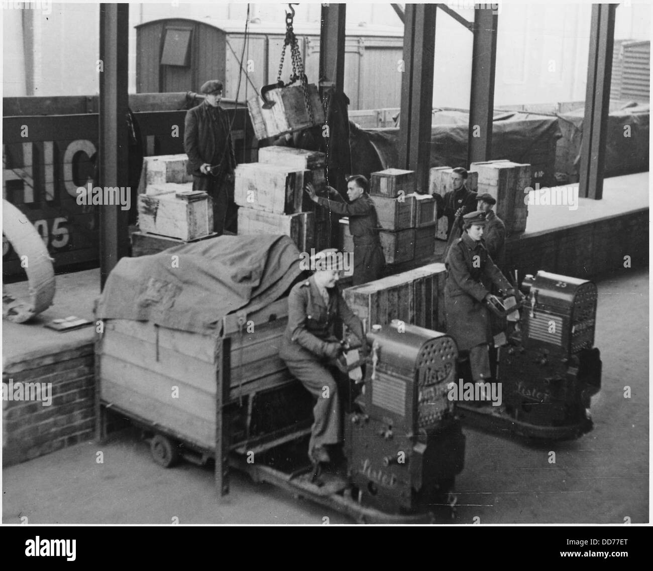Fälle von amerikanischen Ersatzteile, Ankunft in einer englischen Kampfmittel Zentrum im Rahmen des Leih-und Versand aus den USA...--196326 Stockfoto