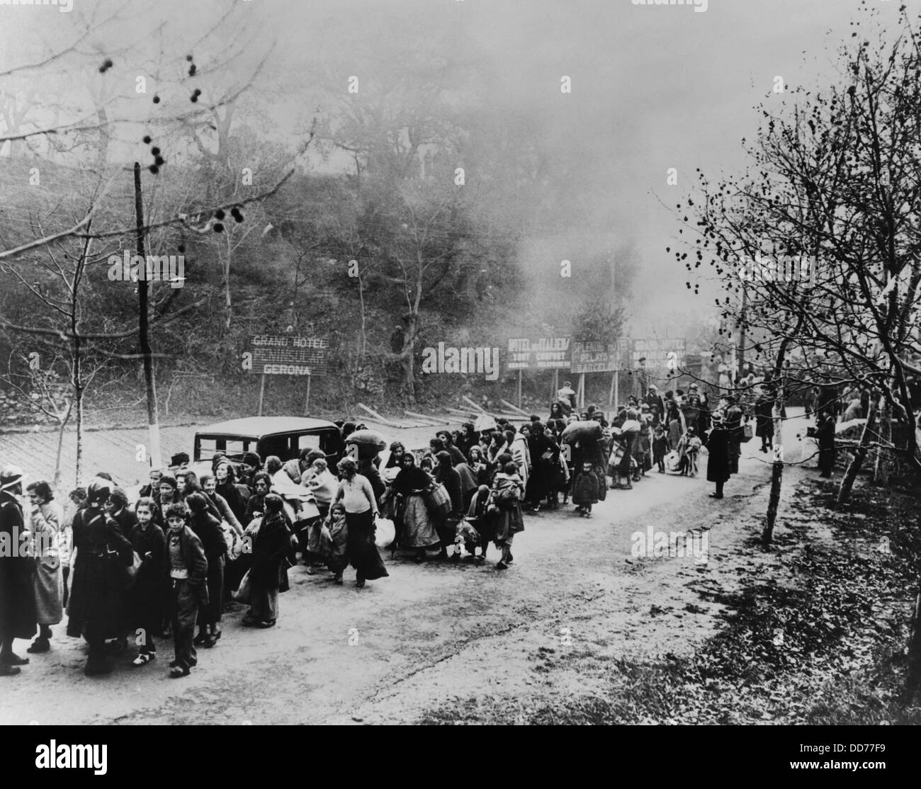 Spanischen Flüchtlinge Gießen in Frankreich, 1939. Französische mobile Wachen in Le Perthus, Frankreich Haltelinie Flüchtlingsströme nach Spanien Stockfoto