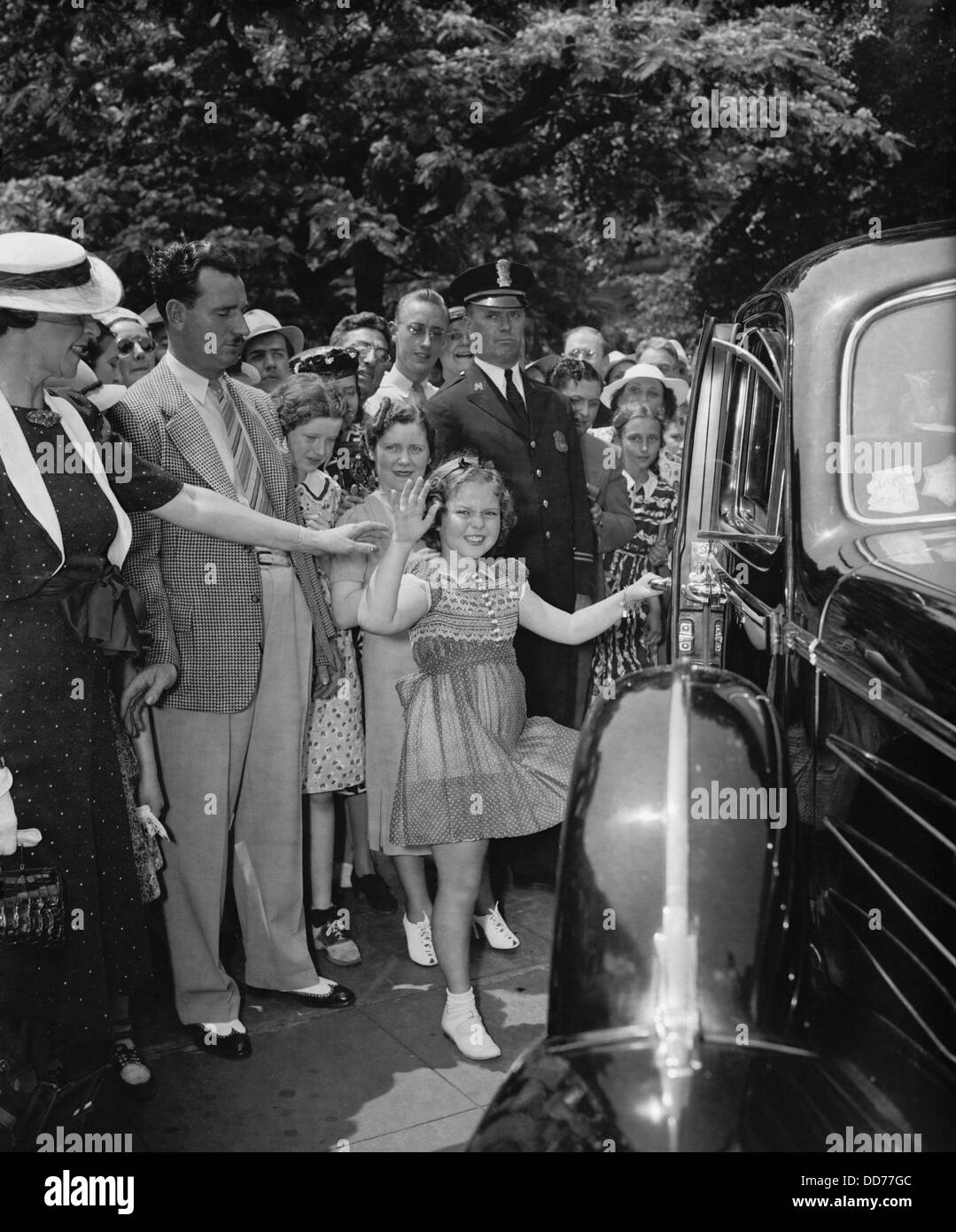 Shirley Temple verlassen des weißen Hauses nach einem Besuch bei Präsident Franklin d. Roosevelt. 24. Juni 1938. (BSLOC 2013 9 16) Stockfoto