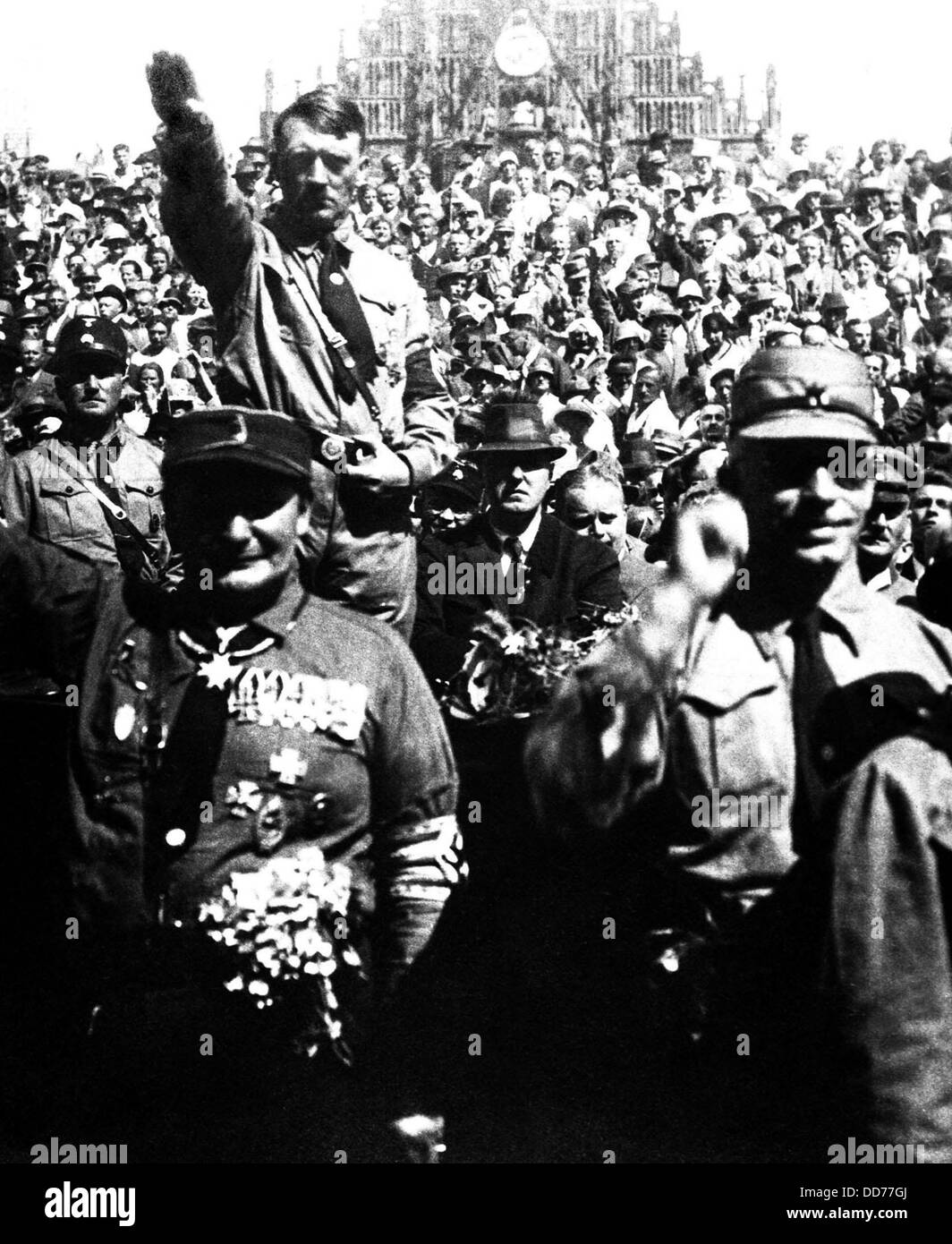 Hitler bei NSDAP-Rallye, Nürnberg, ca. 1928. Herman Göring ist links im Vordergrund. Foto von Heinrich Hoffmann. Stockfoto