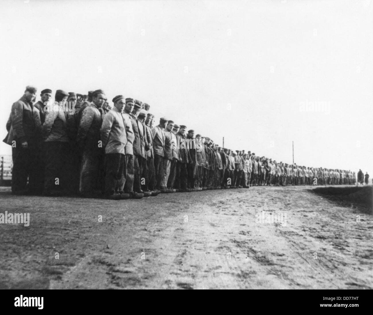 Deutsche politische Häftlinge in ein sibirisches Arbeitslager im Jahr 1935. Hunderte von Gefangenen stehen in langen Reihen in einem Konzentrationslager in der Stockfoto