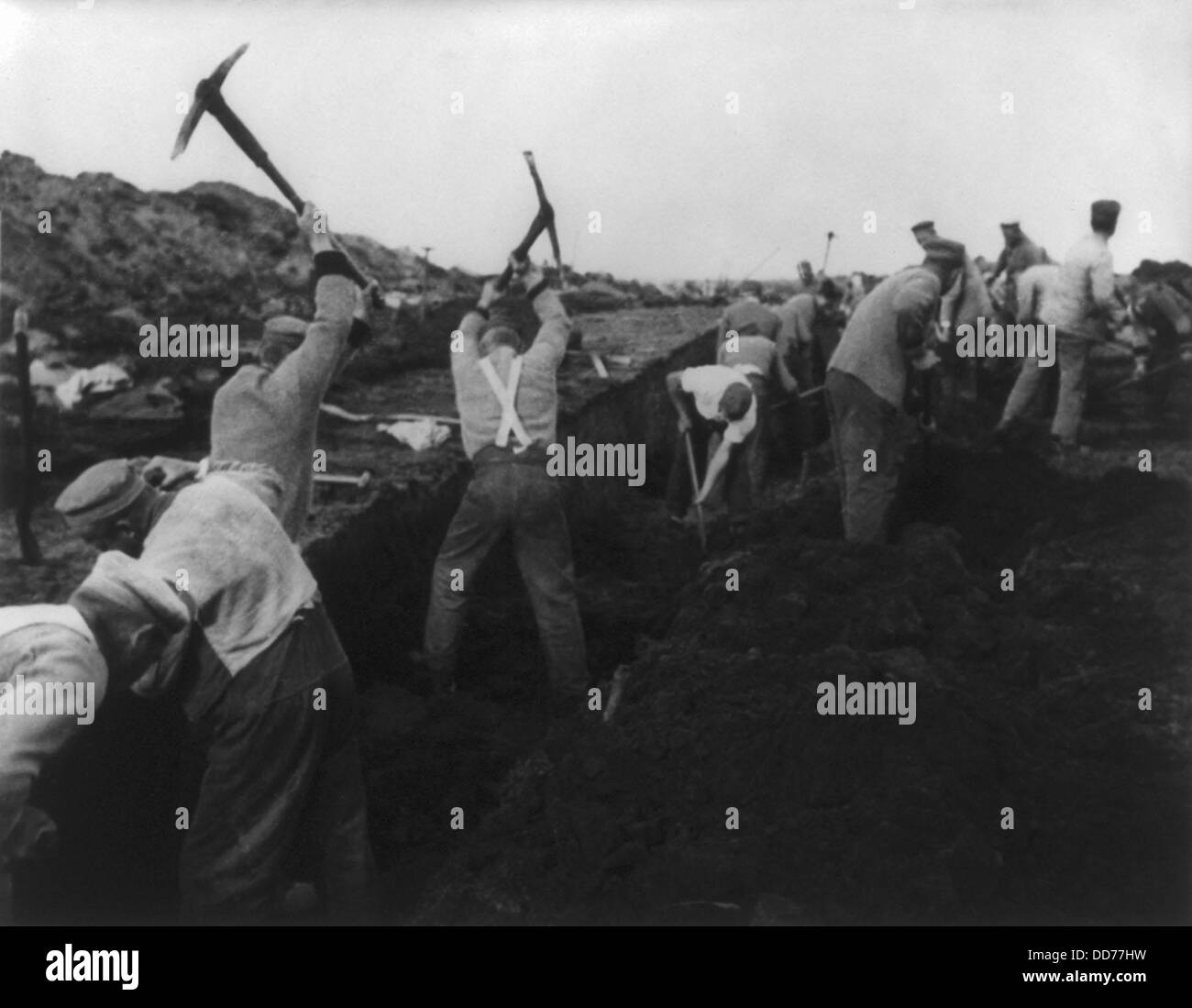 Deutsche politische Gefangene in harter Arbeit im Jahre 1935. In ein sibirisches Arbeitslager im Emsland Deutschlands, Gefangene mit Tipps und Stockfoto