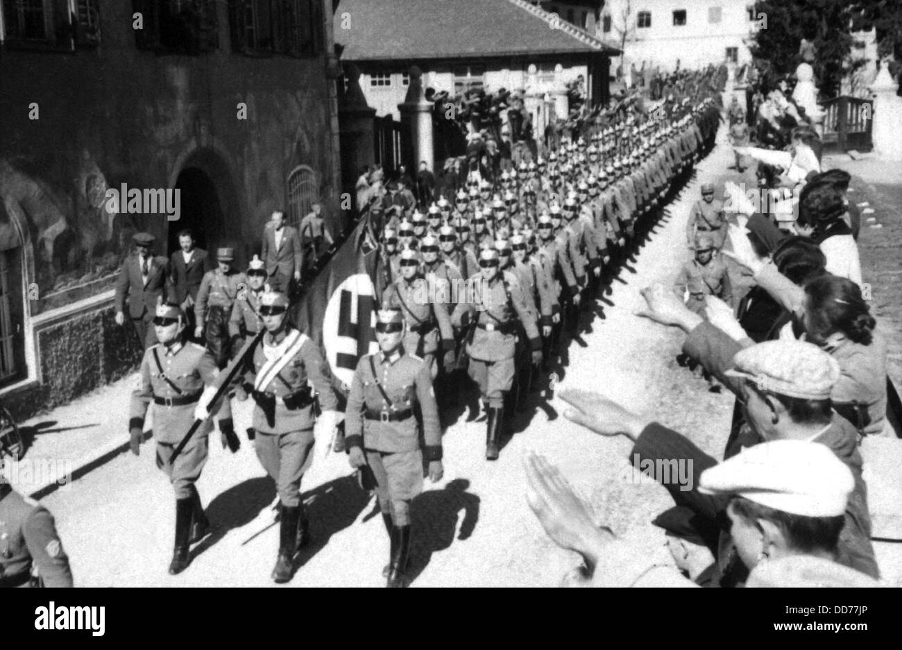 Eintragung der deutschen Polizei in Tirol in Westösterreich während dem Anschluss. März 1938. Foto von Heinrich Hoffmann-Sammlung Stockfoto