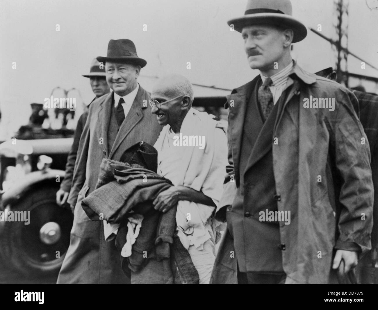 Mahatma Gandhi eskortiert von zwei Detektive zu seinem Auto. Er kam in Folkstone, Großbritannien für die Runde Tabelle Konferenz auf Stockfoto