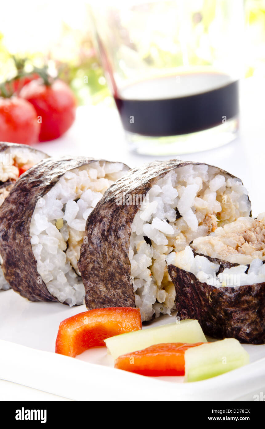 Sushi Rollen, nachdem es in Portionen geschnitten ist Stockfoto