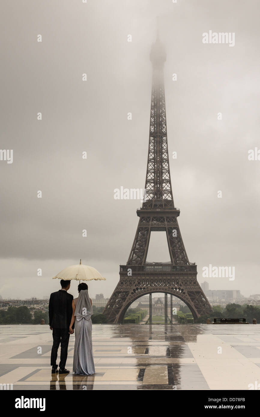 Ein Liebespaar unter dem Regen in der Eiffel-Turm. Stockfoto