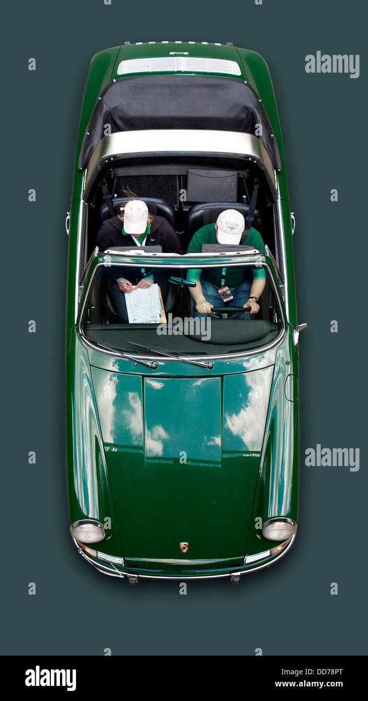 Deutschland, Hessen, reifer Mann und Reife Frau im Porsche 911 Stockfoto