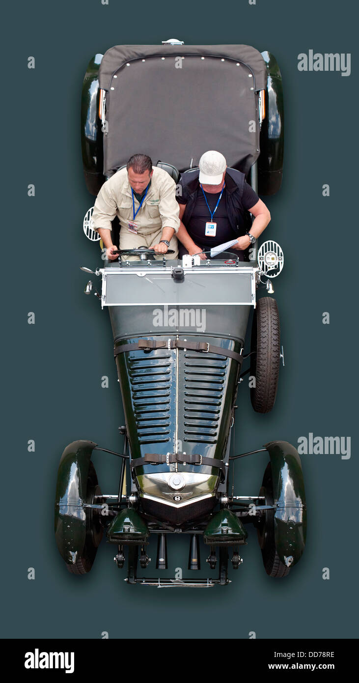 Deutschland, Hessen, Männer sitzen in Bentley 4,5 Le Mans offener Tourenwagen Stockfoto