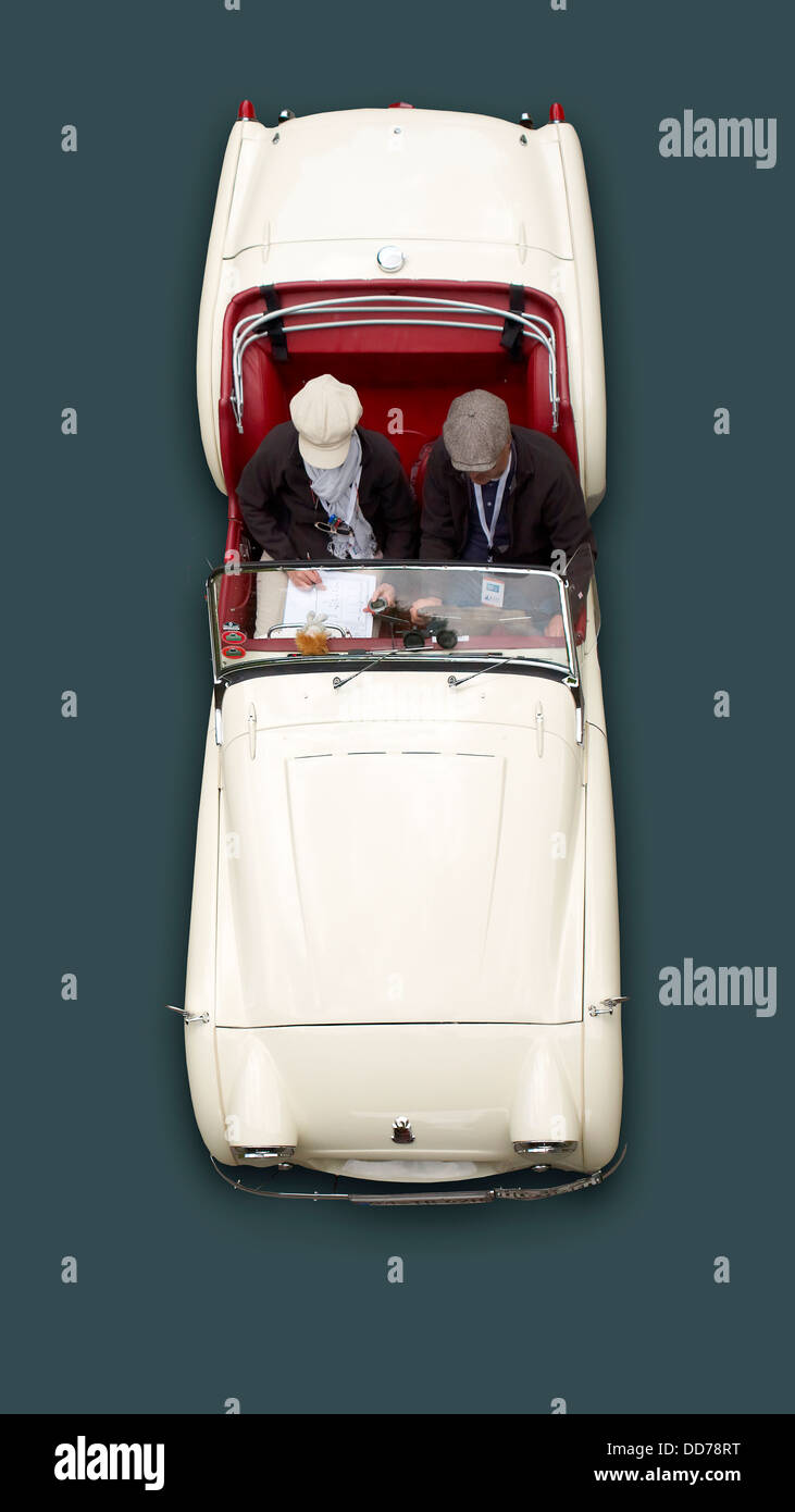 Deutschland, Hessen, reifer Mann und Reife Frau im Triumph TR 2 lange Tür Stockfoto