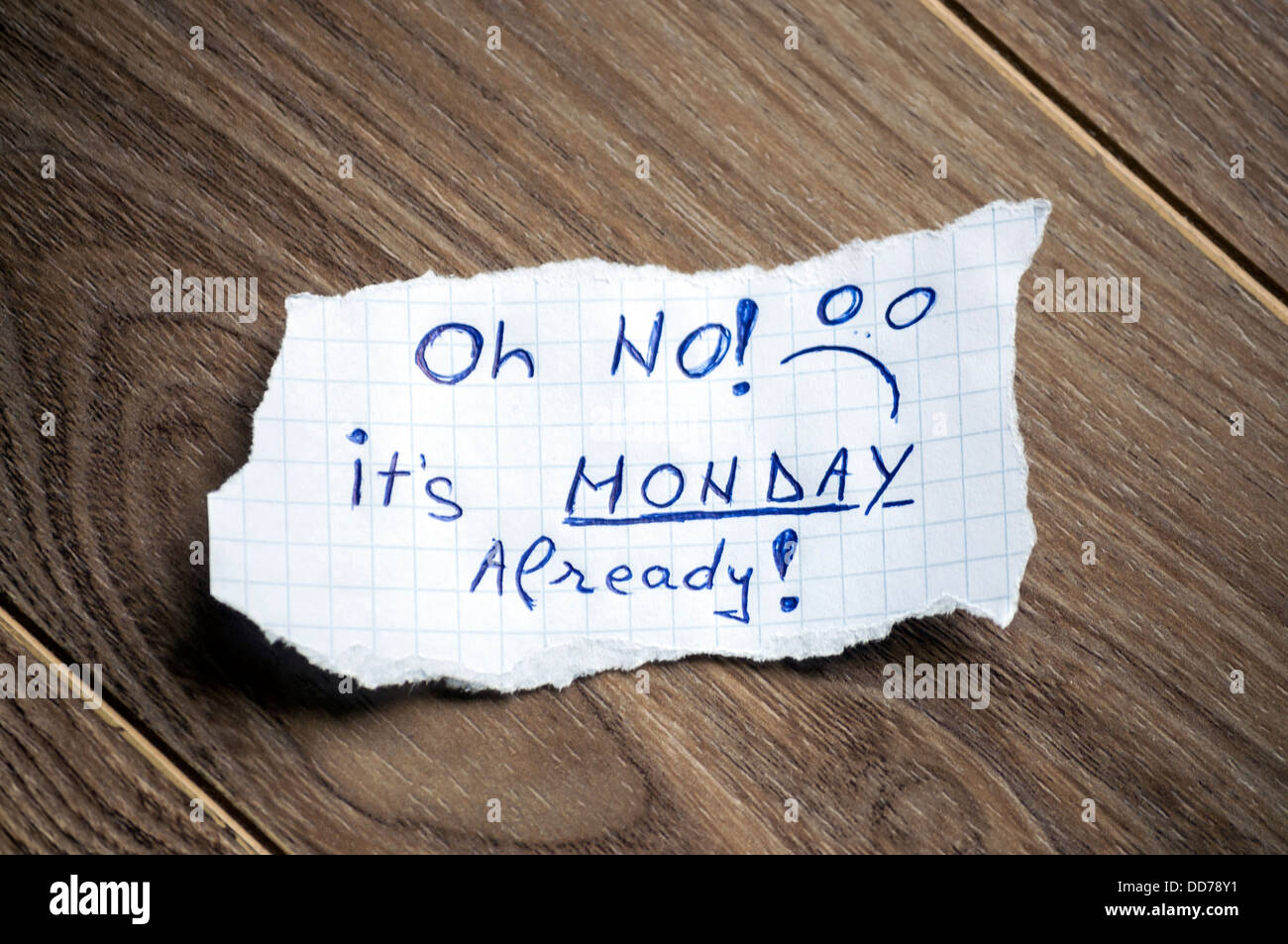 Montag-Nachricht geschrieben auf Papier, auf Holz Hintergrund. Stockfoto