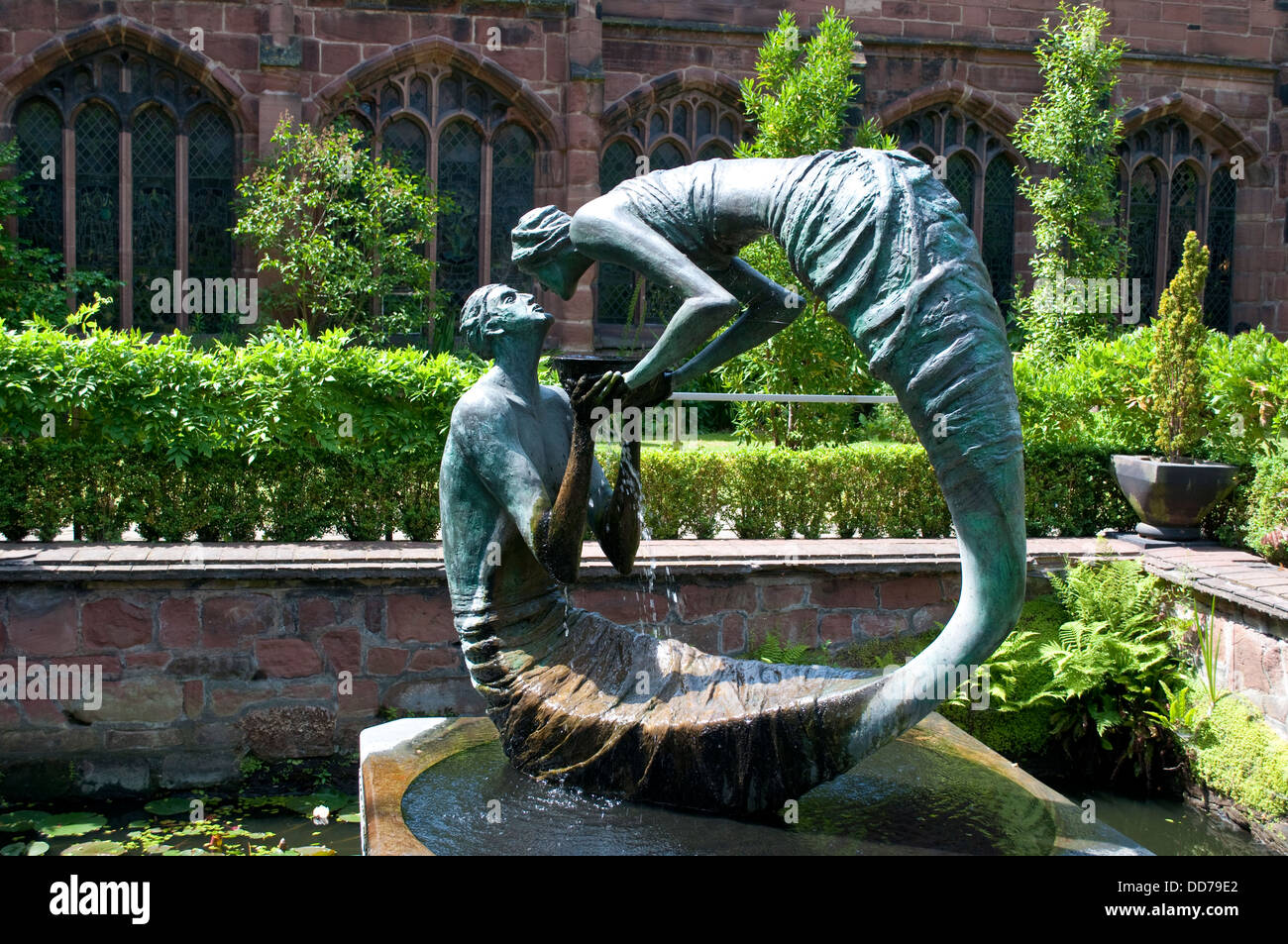 Kreuzgang Garth mit Skulptur "Das Wasser des Lebens" von Stephen Broadbent, Chester Cathedral, Chester, UK Stockfoto