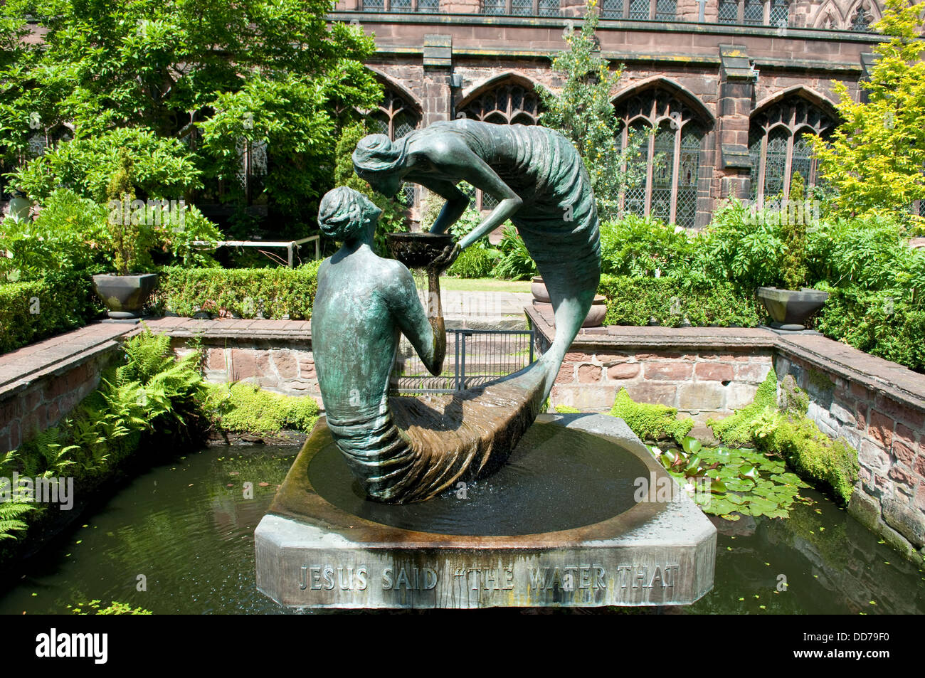 Kreuzgang Garth mit Skulptur "Das Wasser des Lebens" von Stephen Broadbent, Chester Cathedral, Chester, UK Stockfoto
